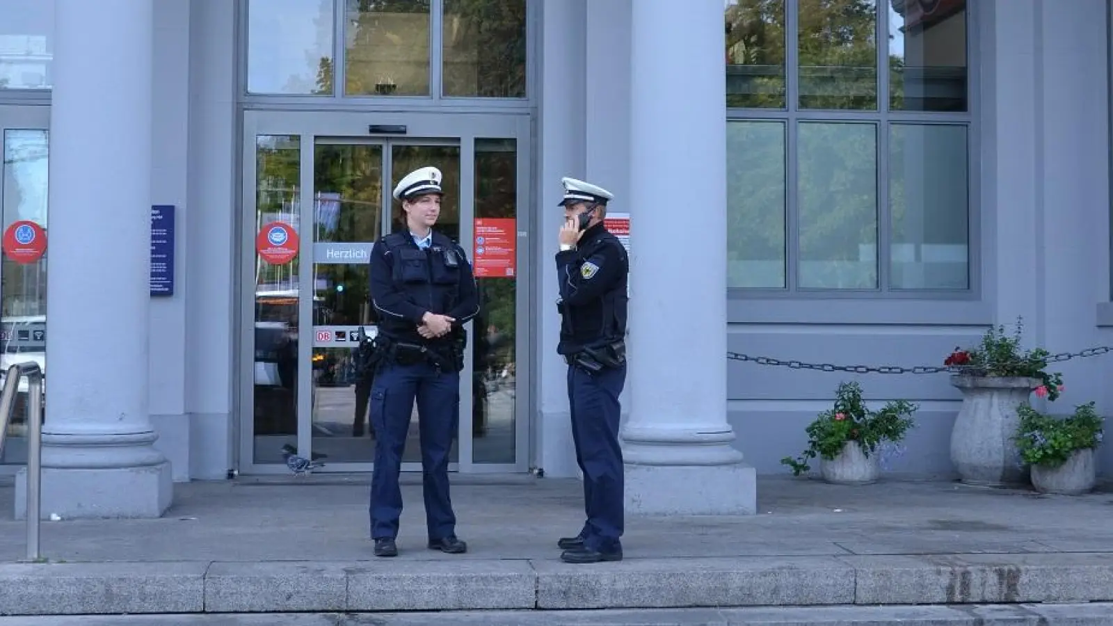 Eine Streife der Bundespolizei vor dem Gebäude des Hauptbahnhofs Regensburg.  (Symbolbild: Bundespolizei)