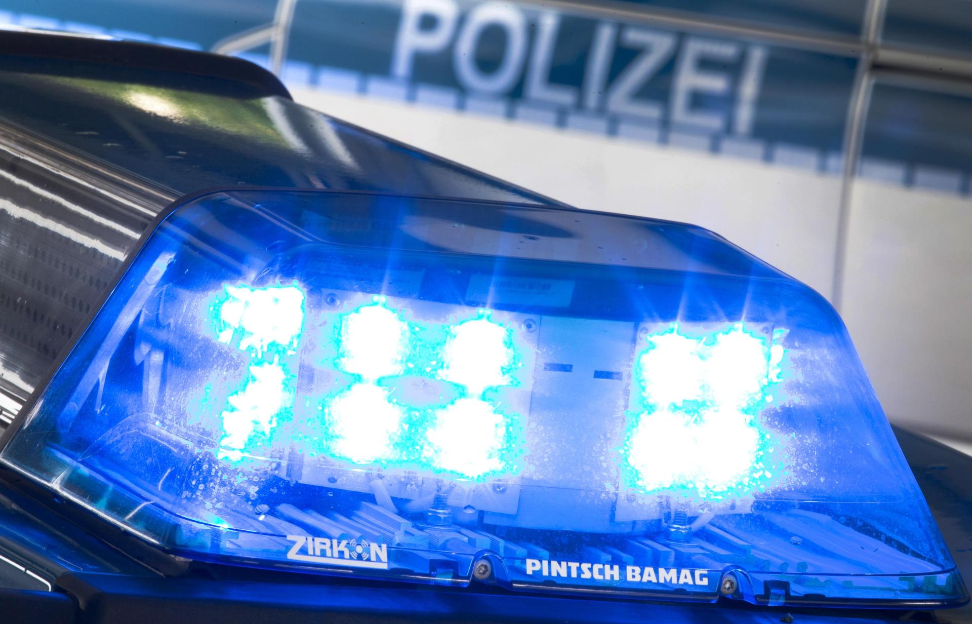 Ein Motorradfahrer wird nahe Berching im Landkreis Neumarkt beim Zusammenstoß mit einem Traktor schwer verletzt.  (Symbolbild: Friso Gentsch)