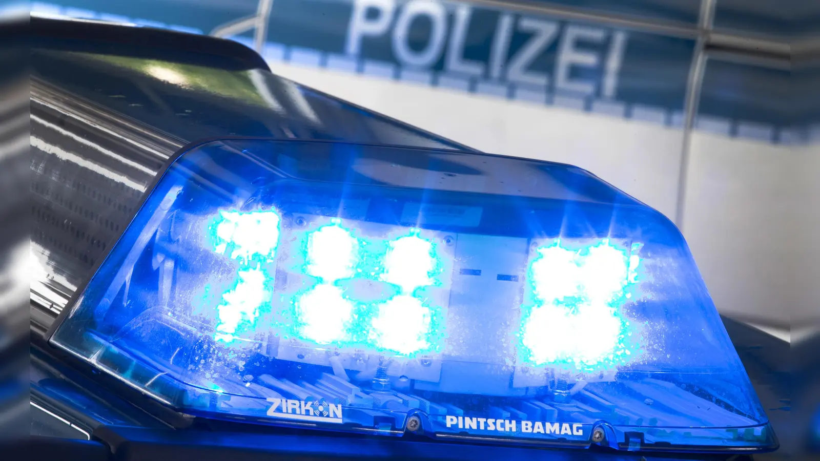 Ein Motorradfahrer wird nahe Berching im Landkreis Neumarkt beim Zusammenstoß mit einem Traktor schwer verletzt.  (Symbolbild: Friso Gentsch)