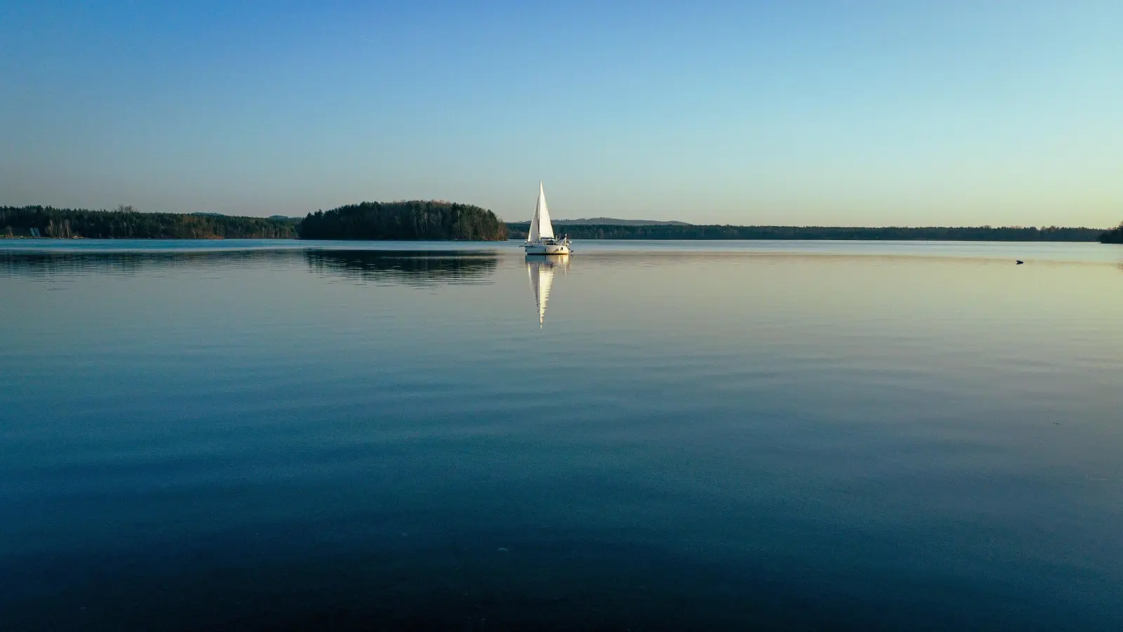 Auf dem Steinberger See könnt ihr Segeln und Suppen, aber auch baden :) (Bild:  Chryschris/Wirestock Creators/stock)