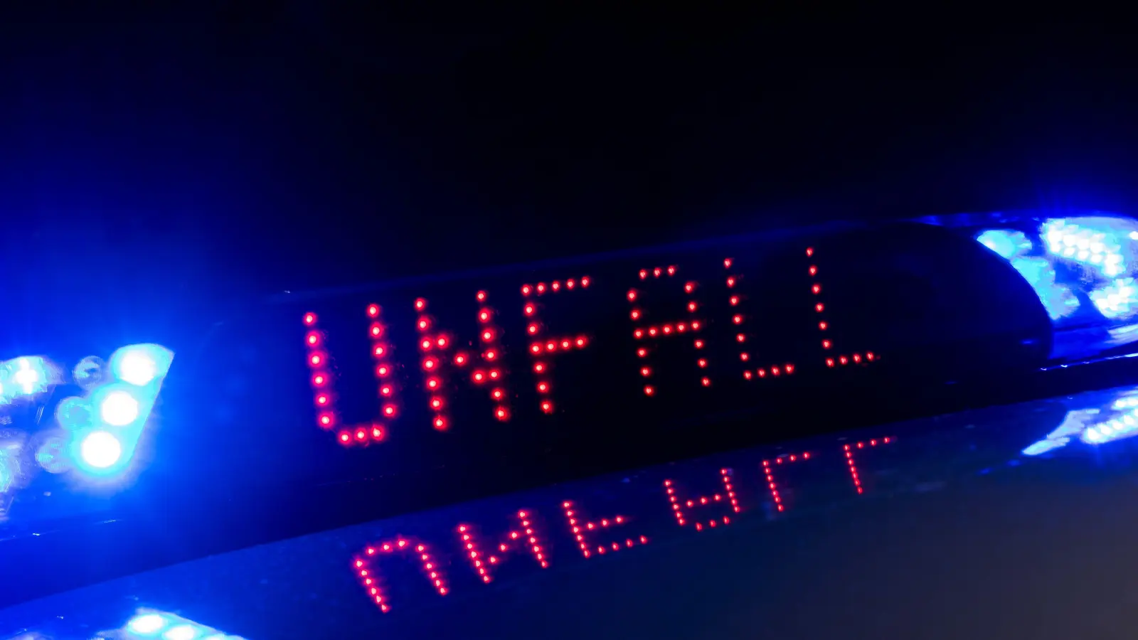 Ein 17-Jähriger wird nach einem Sturz mit dem Motorrad bei Ensdorf ins Krankenhaus gebracht. (Symbolbild: Monika Skolimowska/dpa)