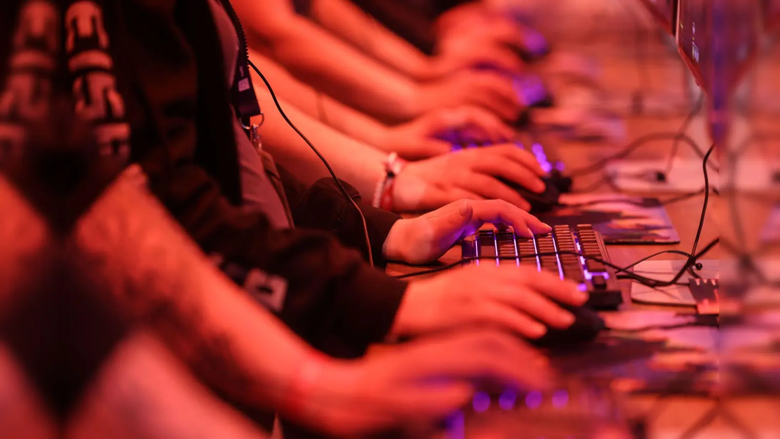 Computerspieler testen „World of Warcraft“ bei der Gamescom 2025. (Archivbild) (Bild: Oliver Berg/dpa)