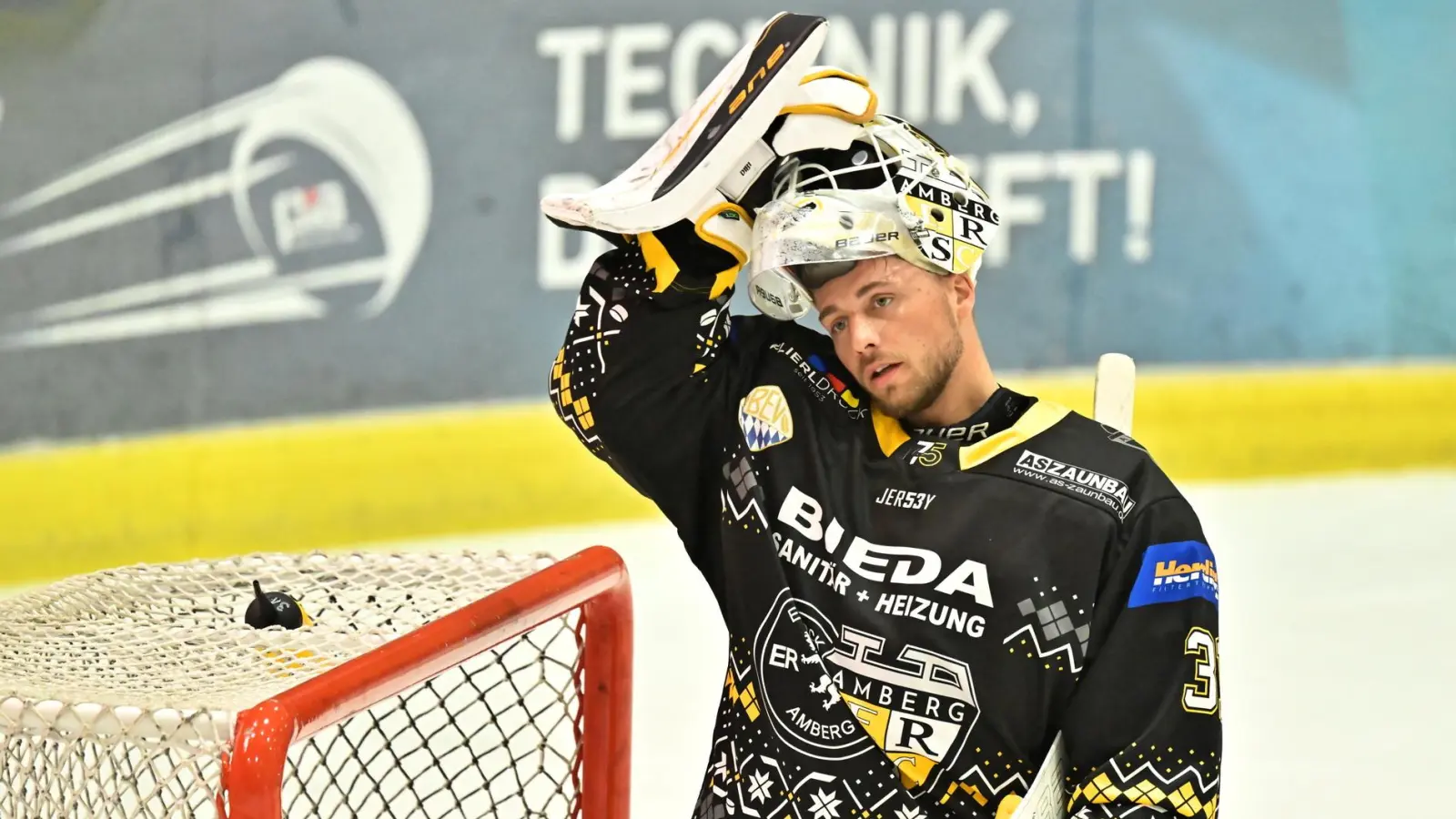 Bei Torhüter Lucas Di Berardo herrscht nach der 2:5-Niederlage gegen Schongau Ratlosigkeit. Insgesamt kassierte die ERSC-Defensive 20 Gegentore am Wochenende. (Bild: Hubert Ziegler)