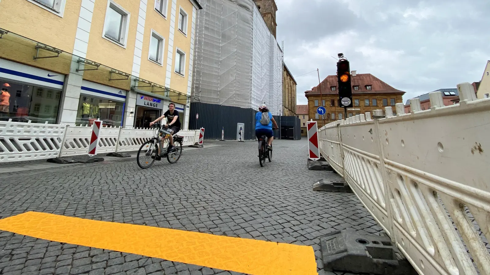 Der Verkehr muss wieder über den Marktplatz in Amberg fließen. (Symbolbild: Petra Hartl)