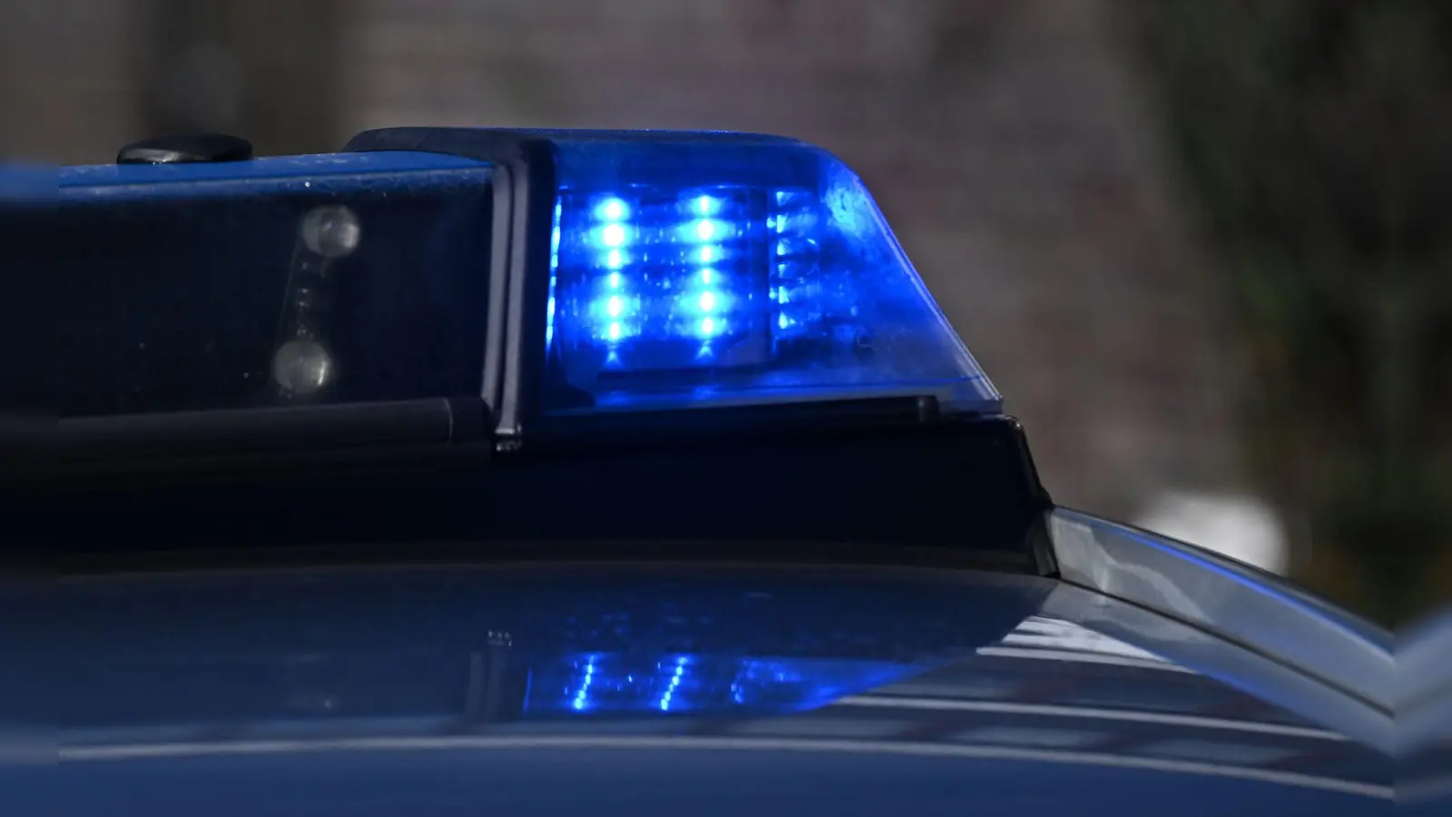 Ein riskantes Überholmanöver bei Edelsfeld führt zu einem Unfall. Der Verursacher flüchtet. Die Polizei sucht Zeugen. (Symbolbild: Bernd Weißbrod/dpa)