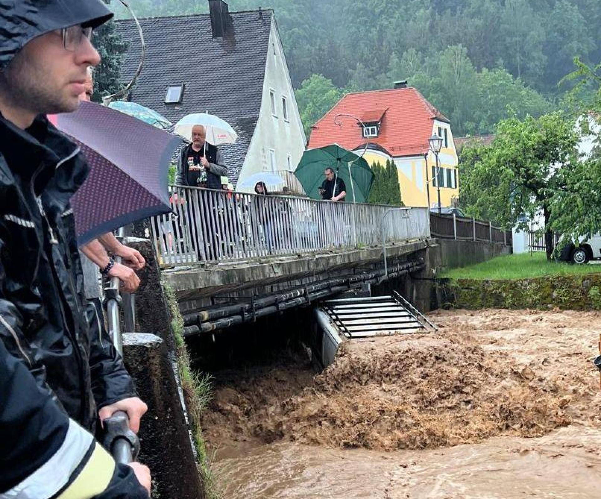 In Kastl (Landkreis Amberg-Sulzbach) verwandelte der Starkregen die Lauterach am Dienstagabend in einen reißenden Strom. (Bild: Stefan Braun)