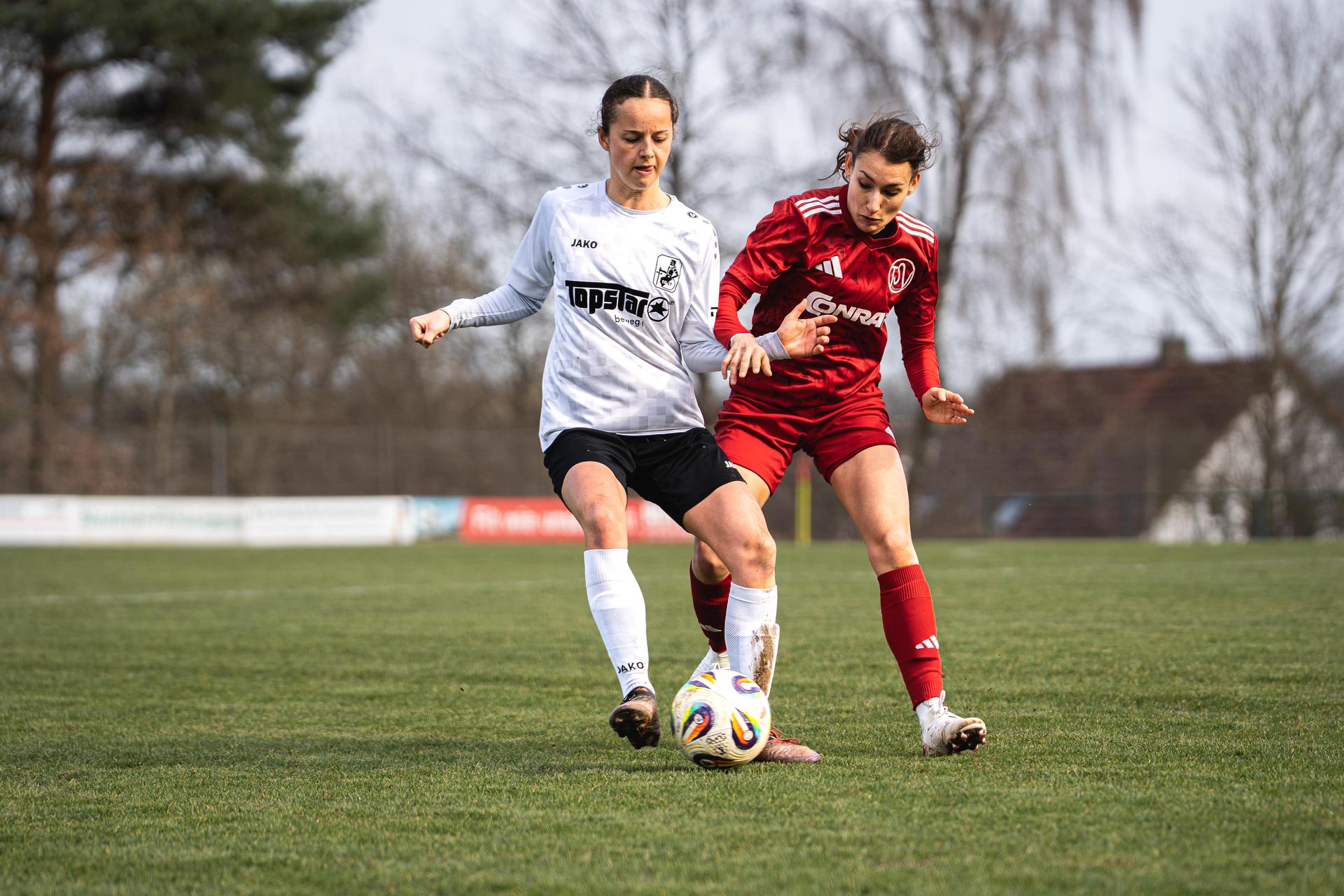 Marie Karpf (rechts) sorgte für die zwischenzeitliche Führung beim TSV Theuern. (Archivbild: Hannah Dirscherl)