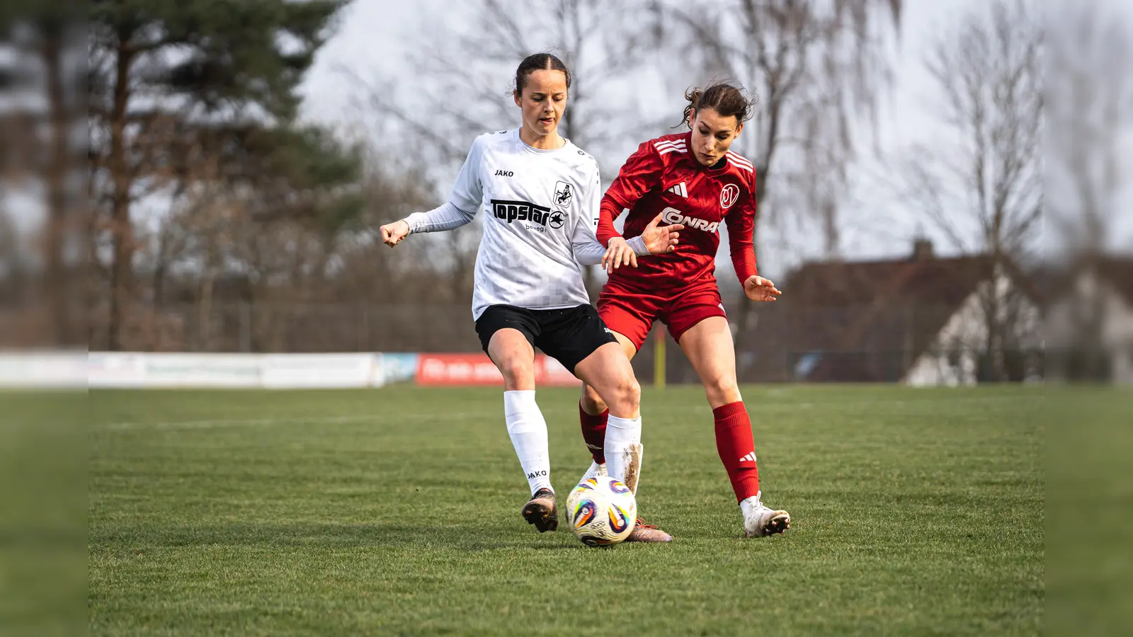 Marie Karpf (rechts) sorgte für die zwischenzeitliche Führung beim TSV Theuern. (Archivbild: Hannah Dirscherl)
