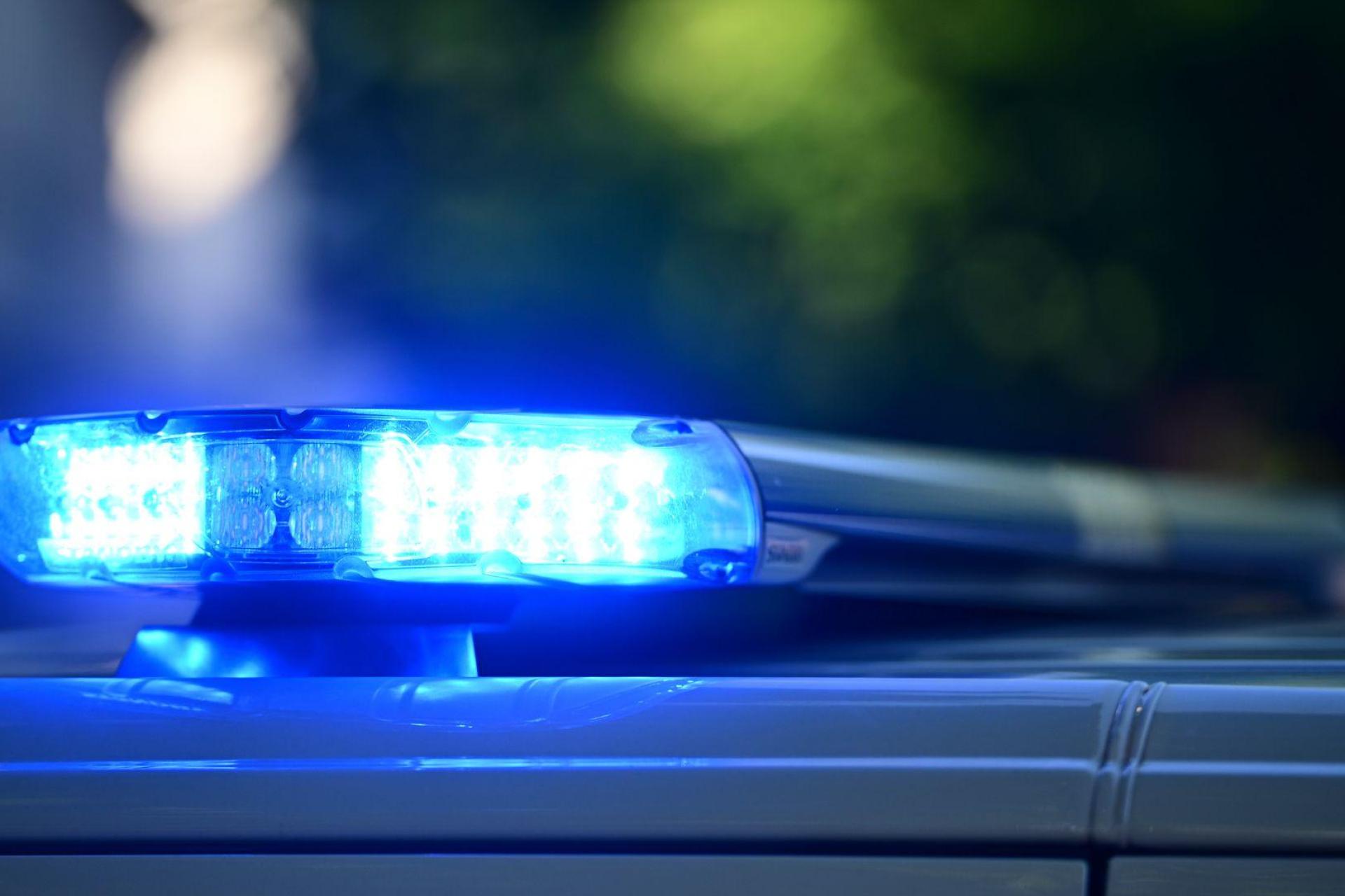 Verkehrsunfall im Kreisverkehr in Amberg: Zwei Autos kollidieren, glücklicherweise gibt es keine Verletzten.  (Symbolbild: Markus Lenhardt/dpa)