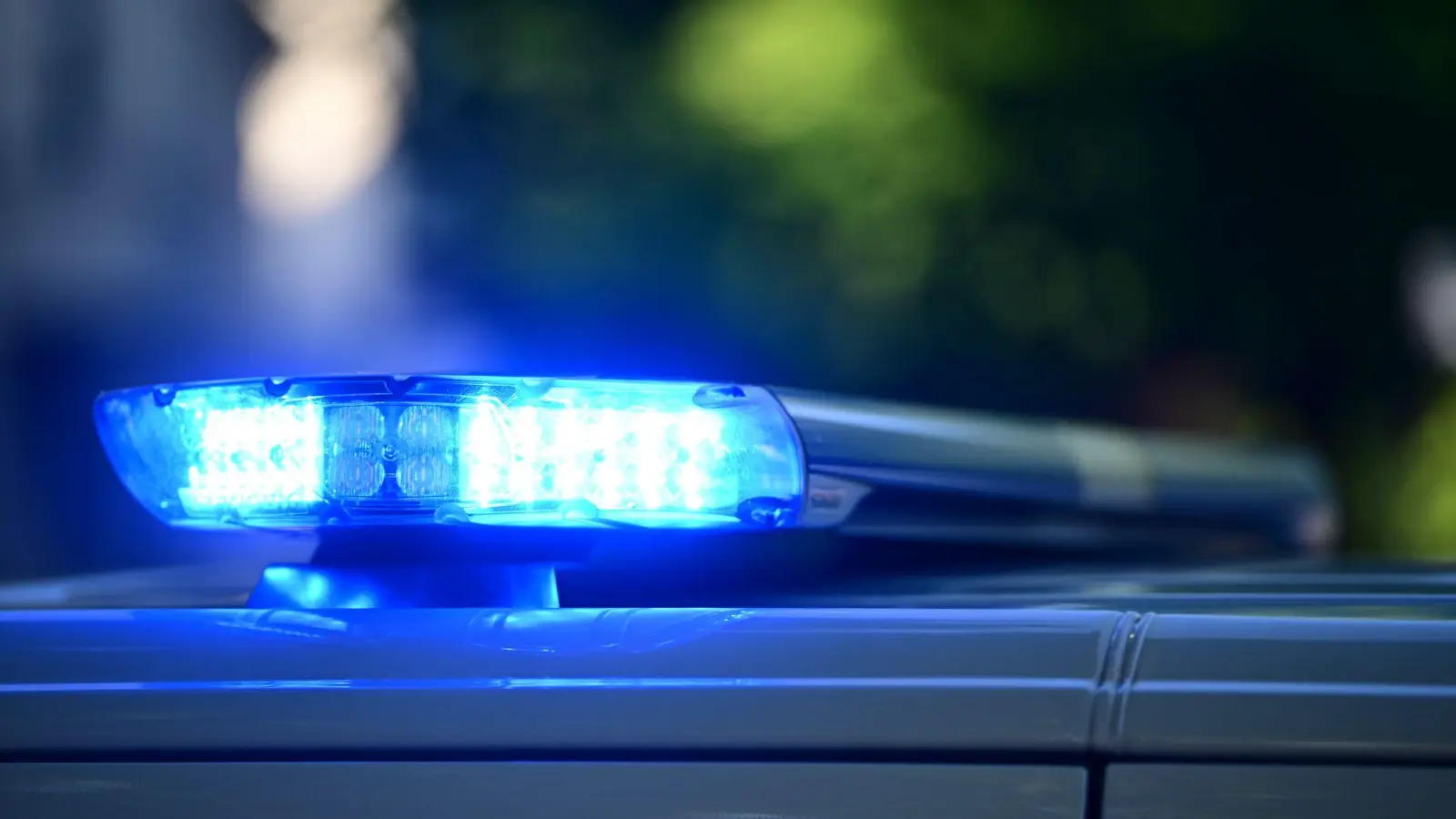 Verkehrsunfall im Kreisverkehr in Amberg: Zwei Autos kollidieren, glücklicherweise gibt es keine Verletzten.  (Symbolbild: Markus Lenhardt/dpa)