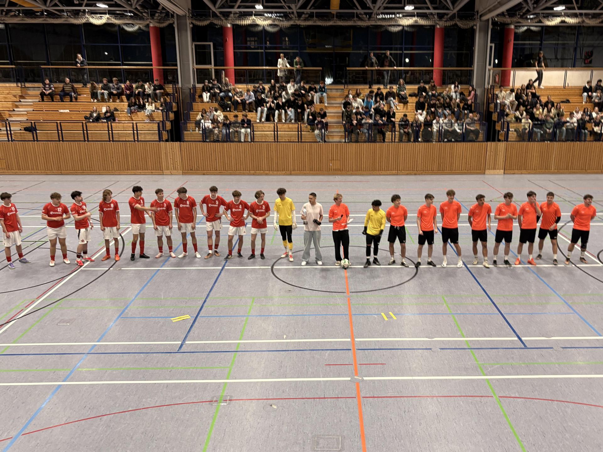 Die beiden Finalisten vor dem Finale. Die Q12 des HCA in rot, die Fos/Bos in Orange. (Bild: Lukas Büchold)