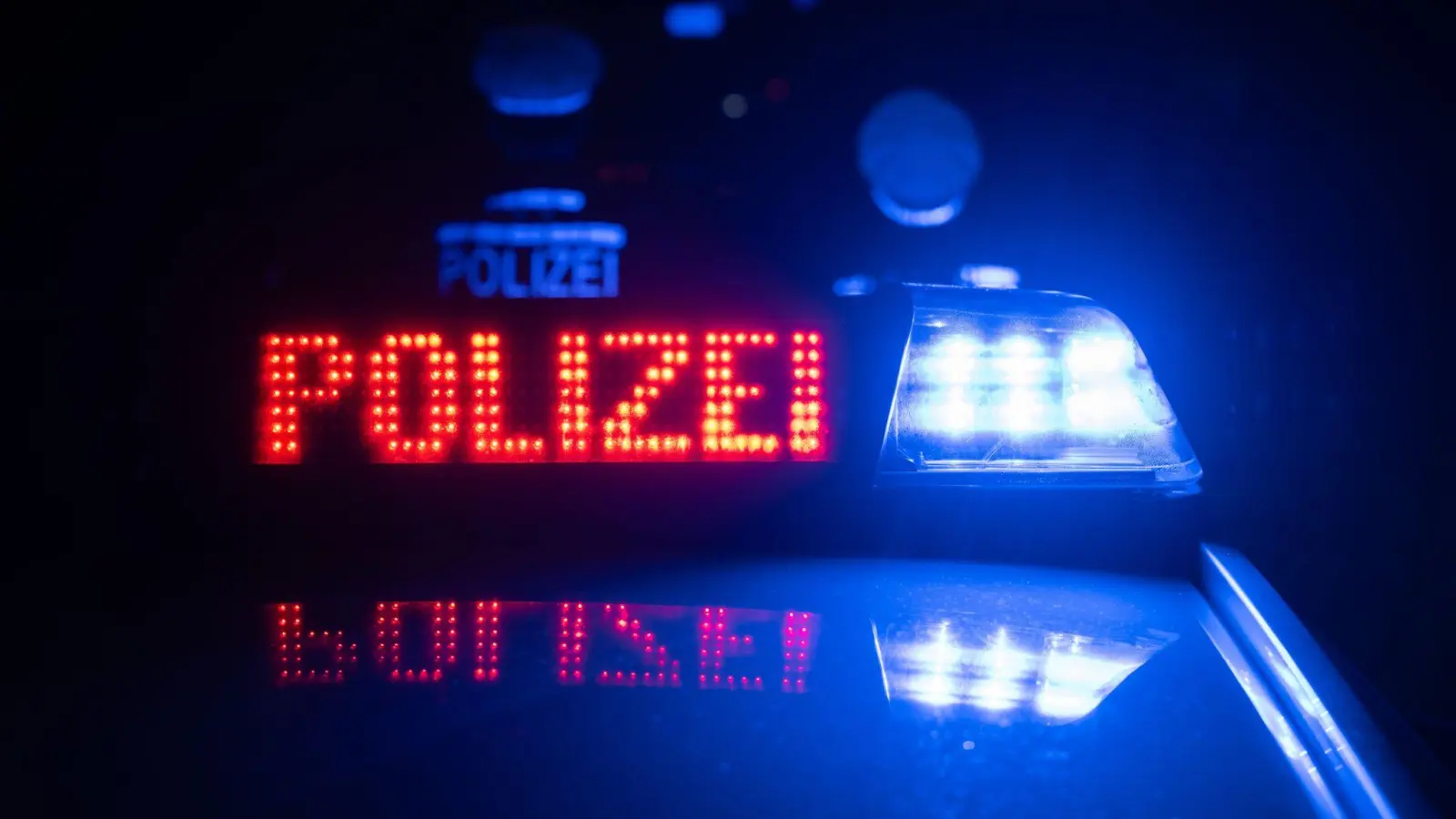 In Amberg kommt es zu einem Unfall, als ein Autofahrer einen E-Scooter-Fahrer übersieht. Der 31-Jährige wird leicht verletzt. (Symbolbild: Marijan Murat/dpa)