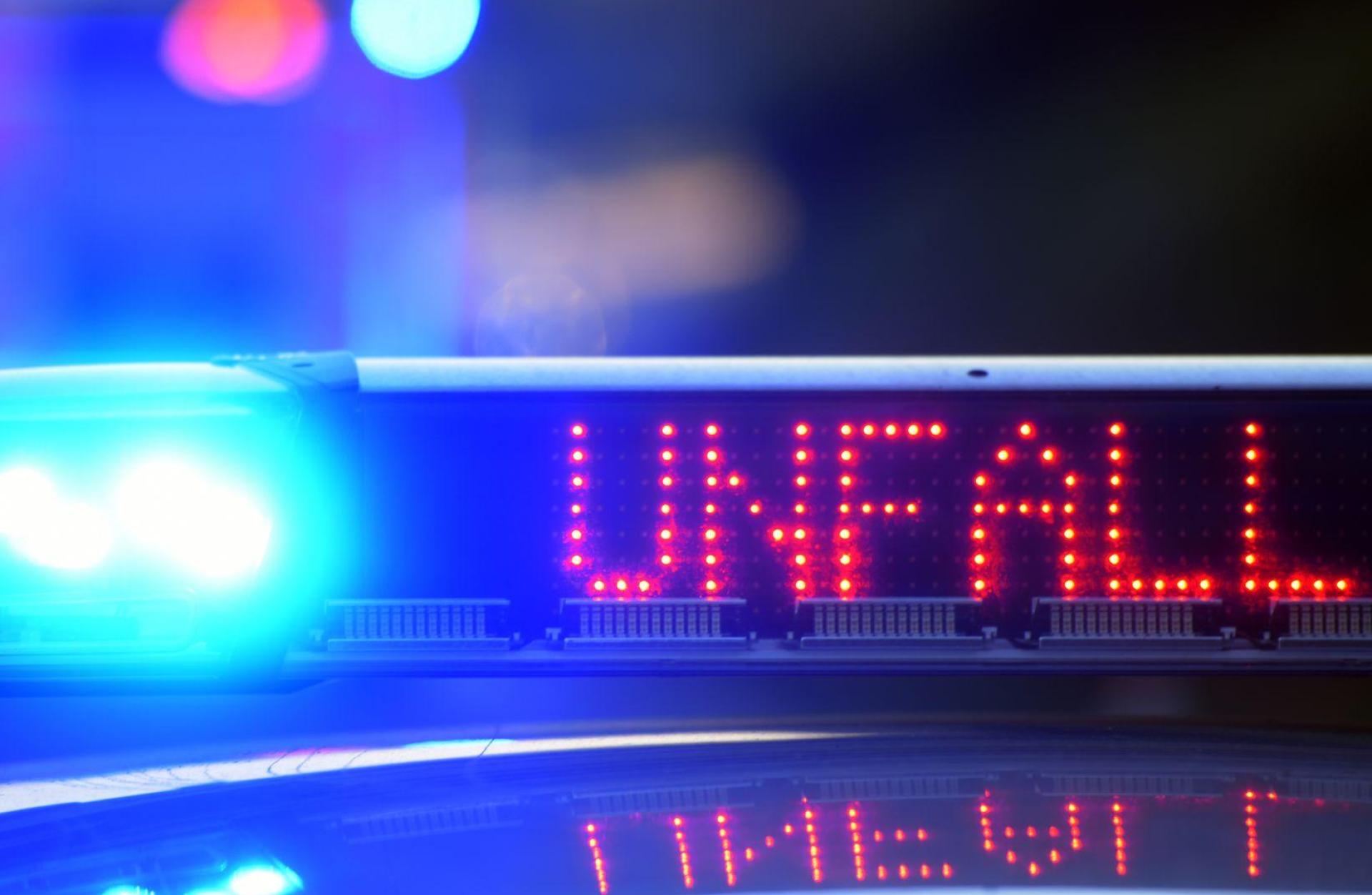 Bei Lauterhofen kam es nach einem tödlichen Unfall zu Verkehrsbehinderungen. (Symbolbild: Stefan Puchner/dpa)