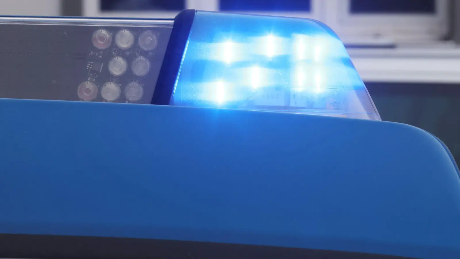 Ein Motorradfahrer war in Amberg doppelt so schnell unterwegs wie erlaubt.  (Symbolbild: Bodo Schackow/dpa)