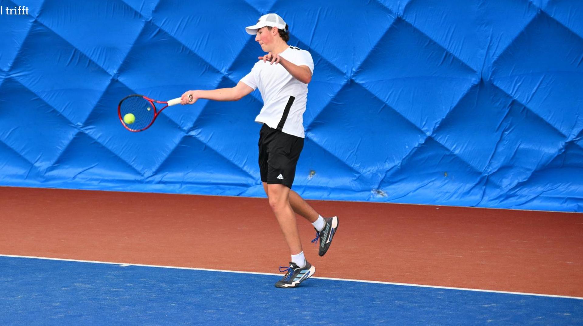 Basti Böhm beim Tennis – einer der vier Racketlon-Disziplinen. (Bild: ravsport.racketlon)