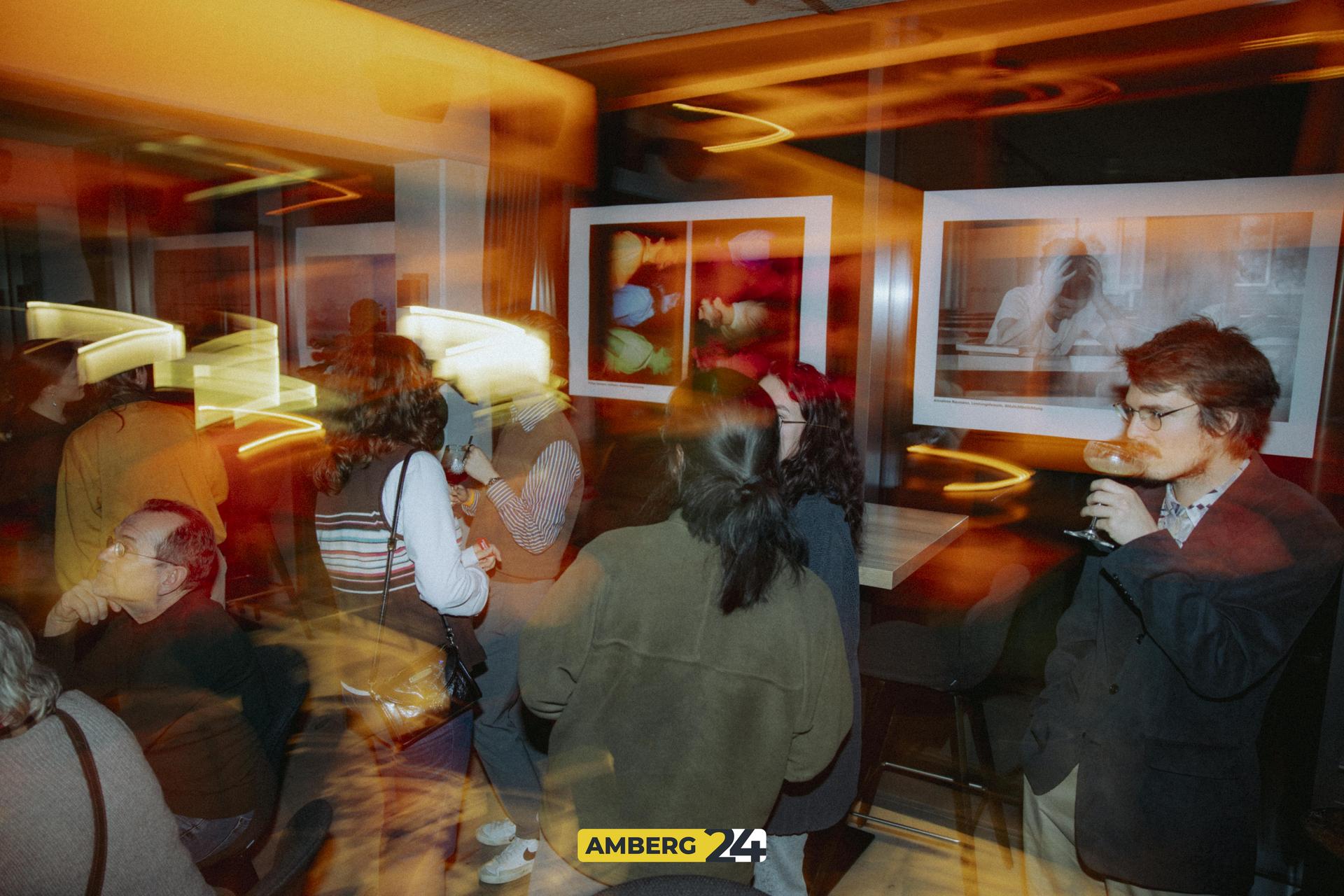 Die Fotoausstellung in der Skybar am Samstag. (Bild: Lolografie)