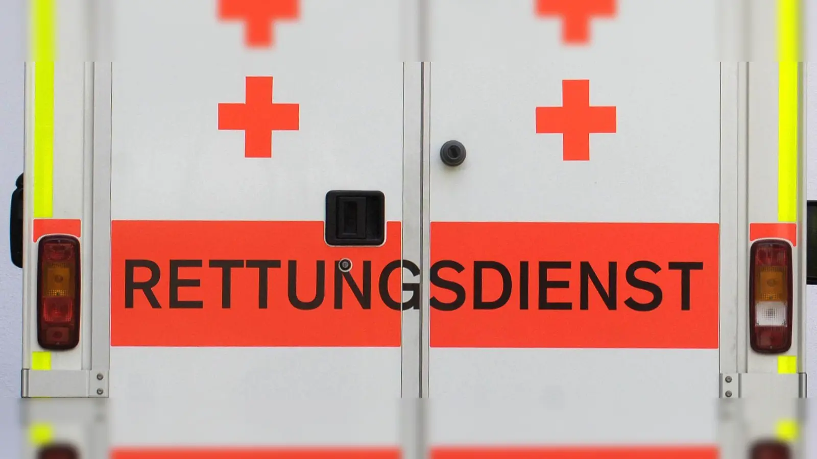 Nach einem Unfall beim Reifenwechsel an einem Anhänger wurde ein 82-Jähriger zur Untersuchung auf mögliche Verletzungen in ein Krankenhaus gebracht. (Symbolbild:  Oliver Weiken dpa/lby)