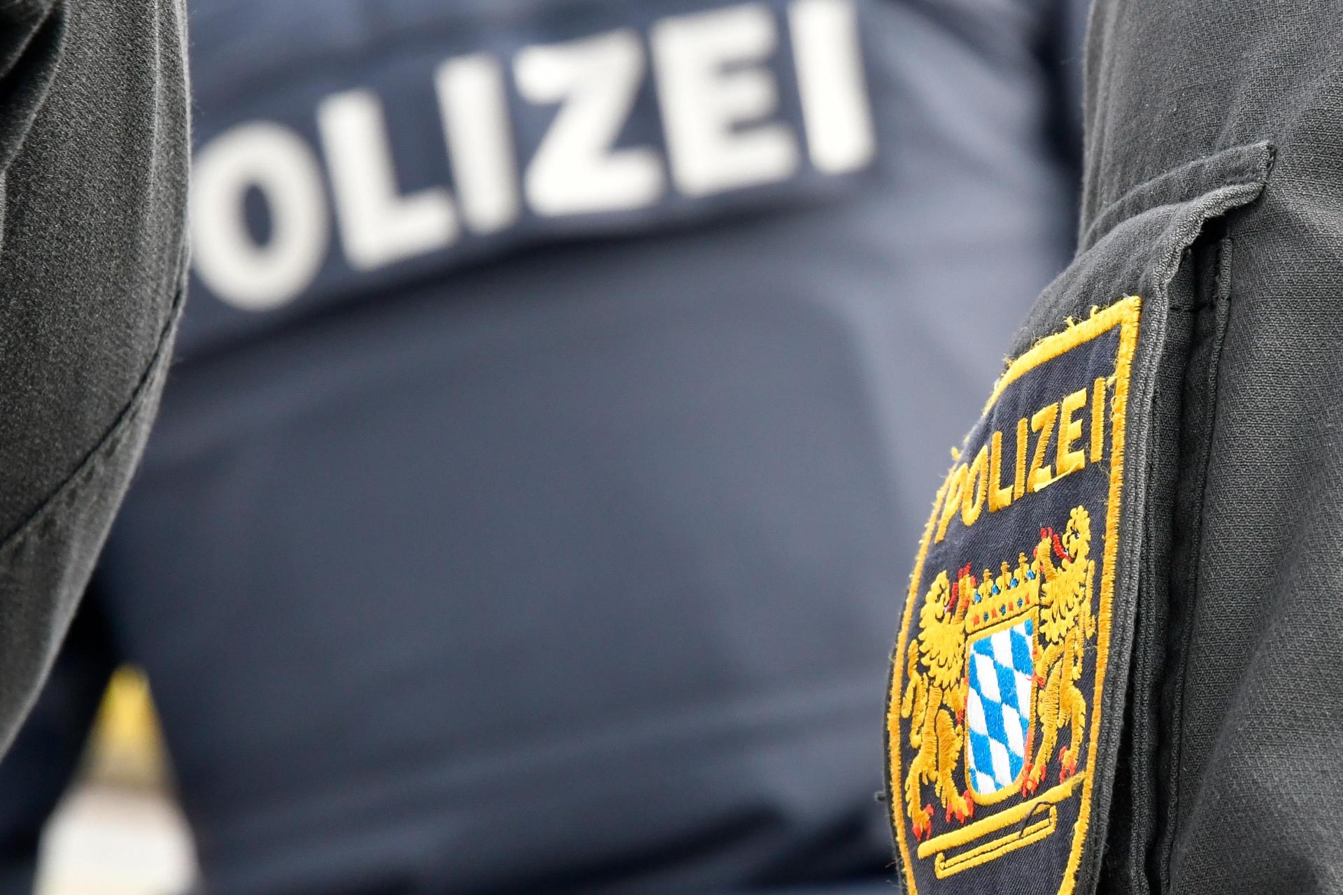 Die Polizei wurde in Amberg zu einem Großmarkt in der Fuggerstraße gerufen – dort wollte ein Mann Hundefutter auf eine ganz spezielle Art stehlen. (Symbolbild: Petra Hartl)