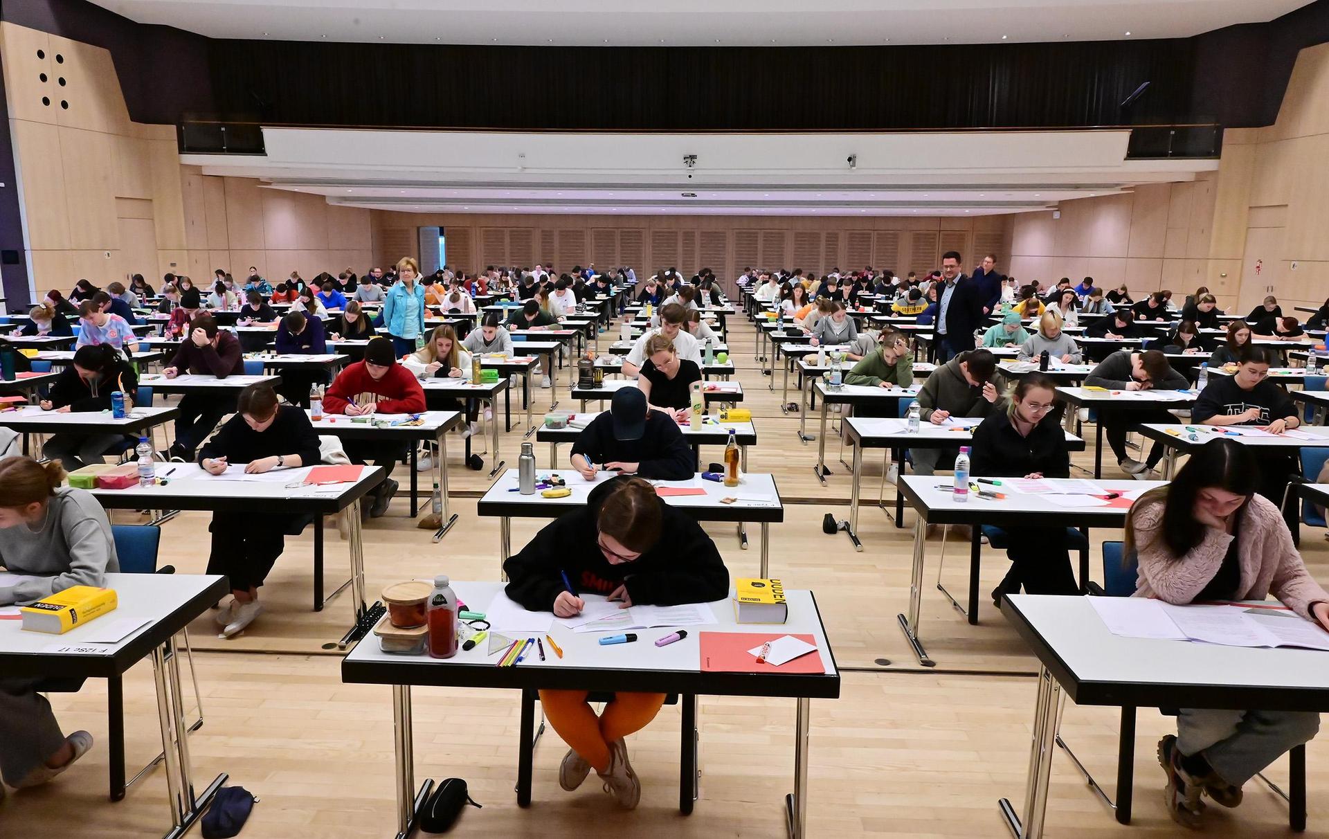Beim Abi-Auftakt der FOS/BOS überzeugten sich Schulleiterin Gabriele Dill und Stellvertreter Bernhard Planner vom ordnungsgemäßen Ablauf der Prüfung in der mit Abiturienten belegten Max-Reger-Halle. (Bild: Winkler)