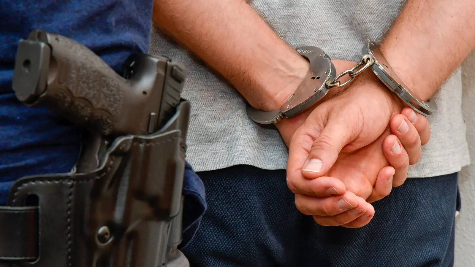 Bei einer Verkehrskontrolle auf der A 3 bei Wiesent entdecken Polizisten sprengstoffverdächtige Gegenstände. Zwei Personen werden festgenommen. (Symbolbild: Petra Hartl)