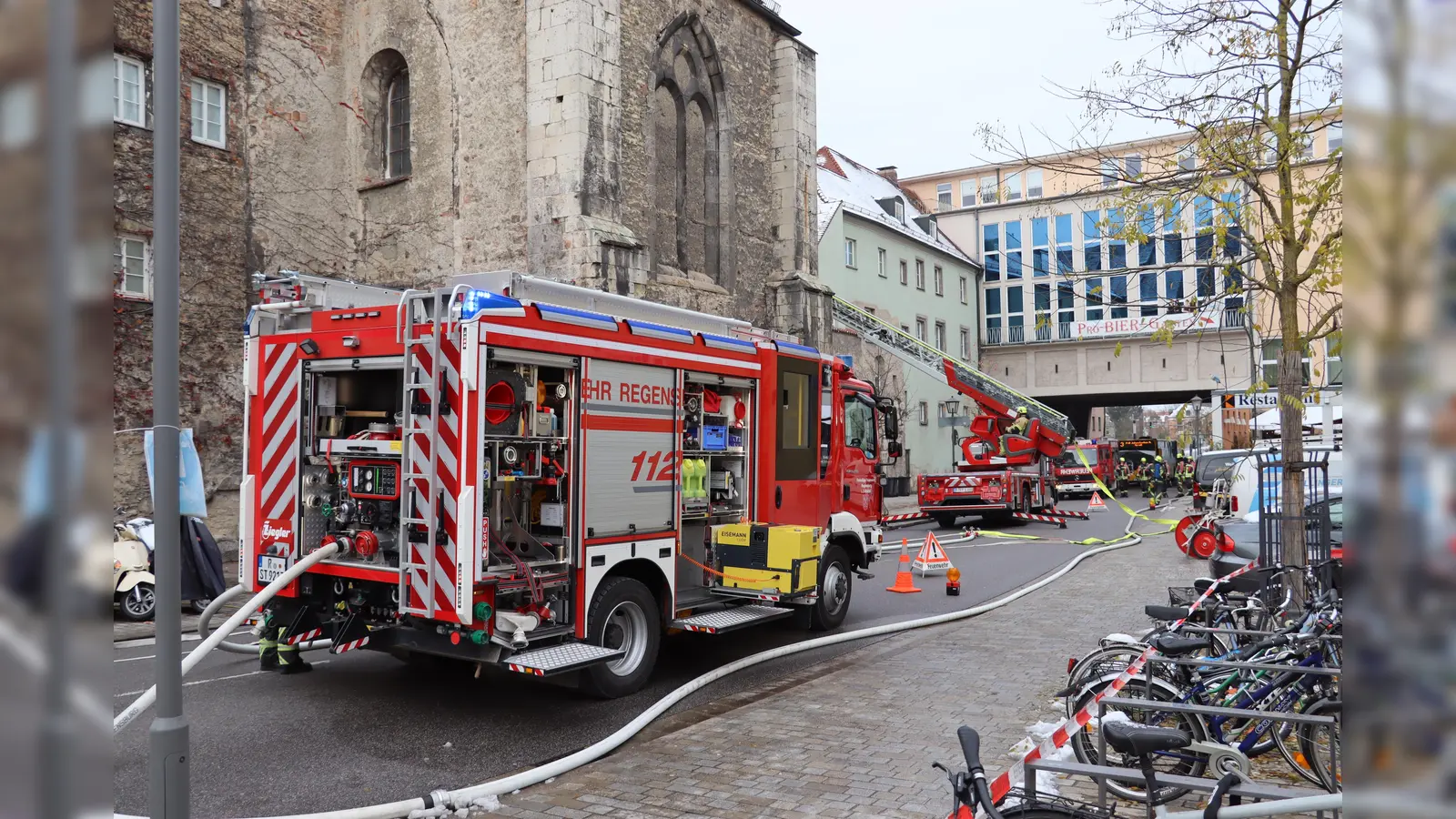 Am Mittwochmorgen hat es in der Regensburger Altstadt gebrannt. Ein Gebäude in der Nähe des Doms fing Feuer. (Bild: Simon Rothfischer)