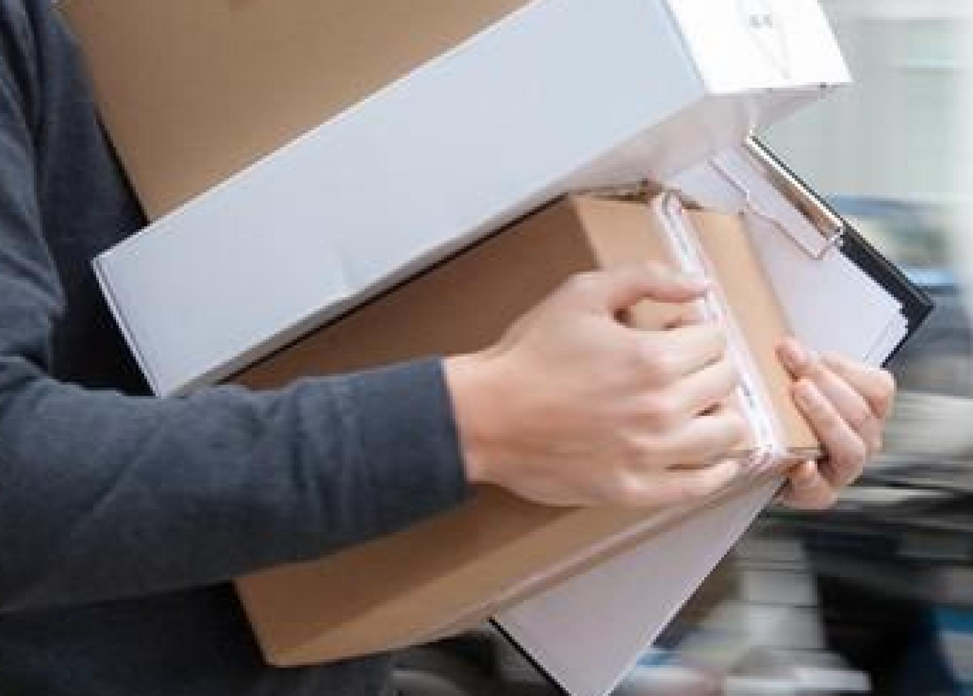 Gegen einen Paketboten wird wegen Unterschlagung und Hehlerei ermittelt. (Symbolbild: Andrea Warnecke/dpa)