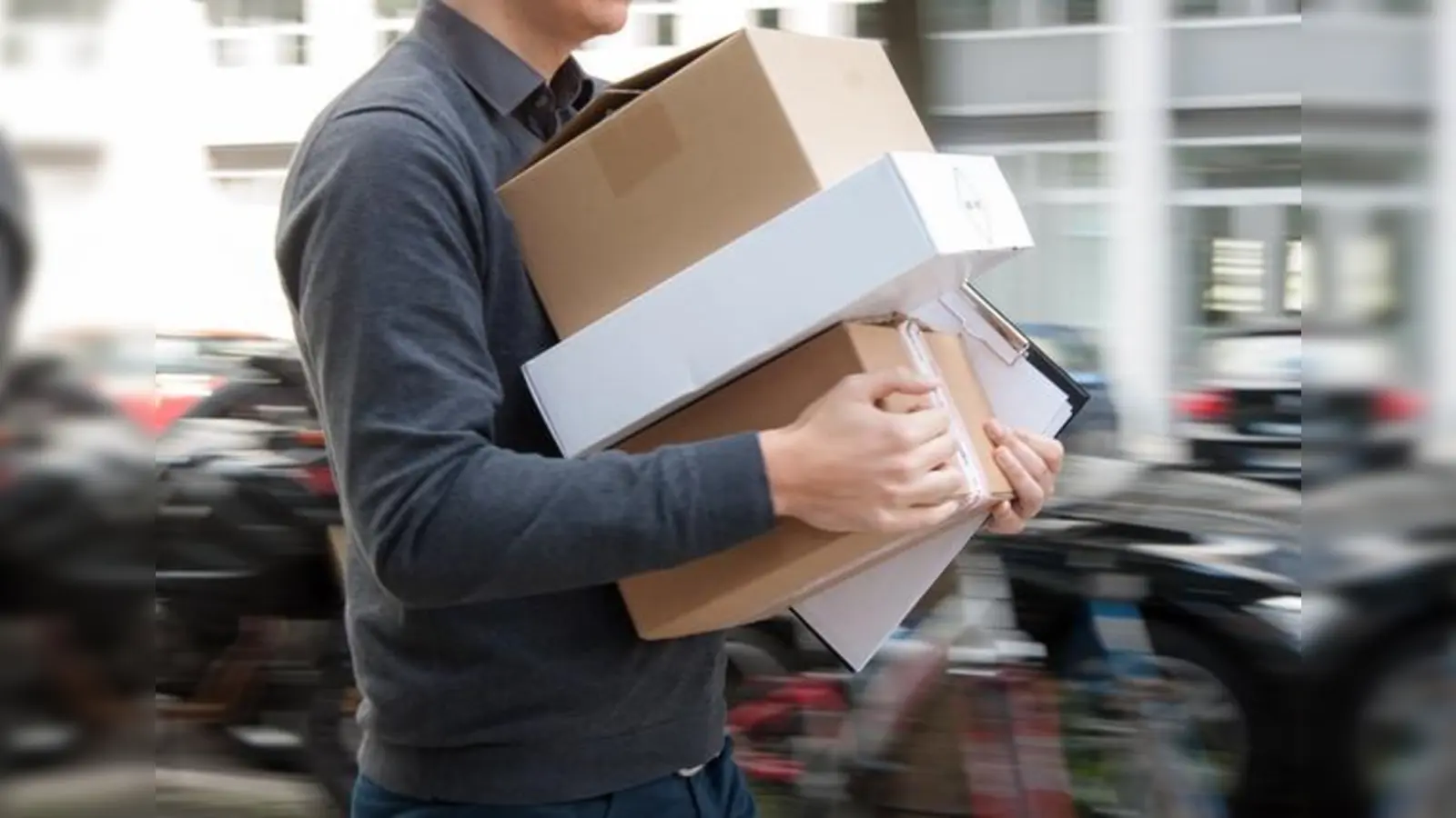 Gegen einen Paketboten wird wegen Unterschlagung und Hehlerei ermittelt. (Symbolbild: Andrea Warnecke/dpa)