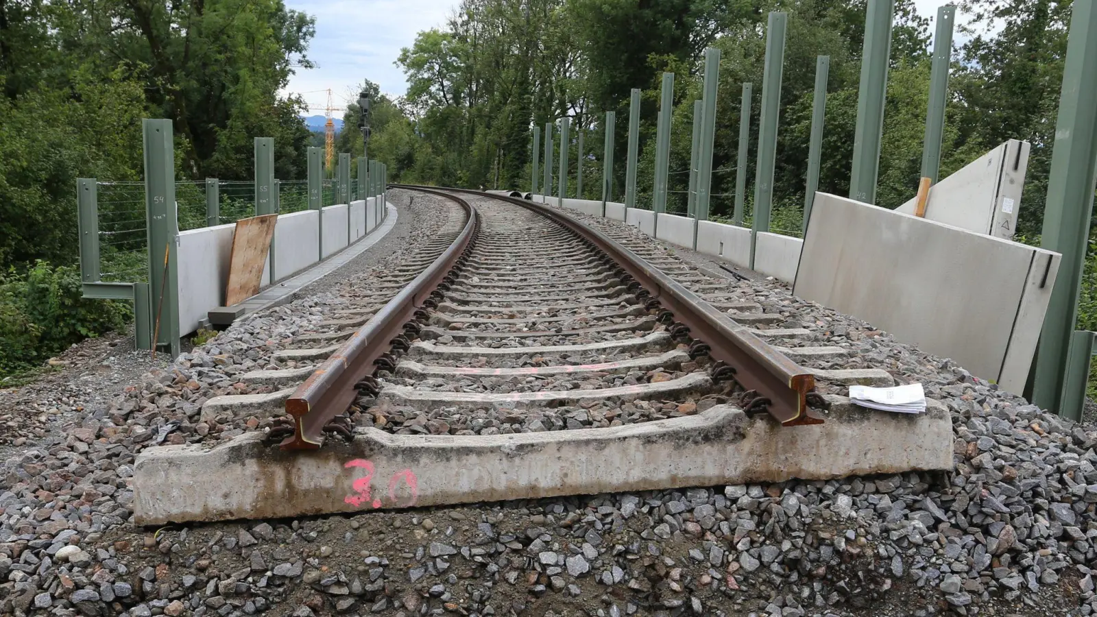 Bayern klagt, beim Eisenbahnnetz herrsche „Alarmstufe Rot“. (Archivbild) (Bild: Karl-Josef Hildenbrand/dpa)