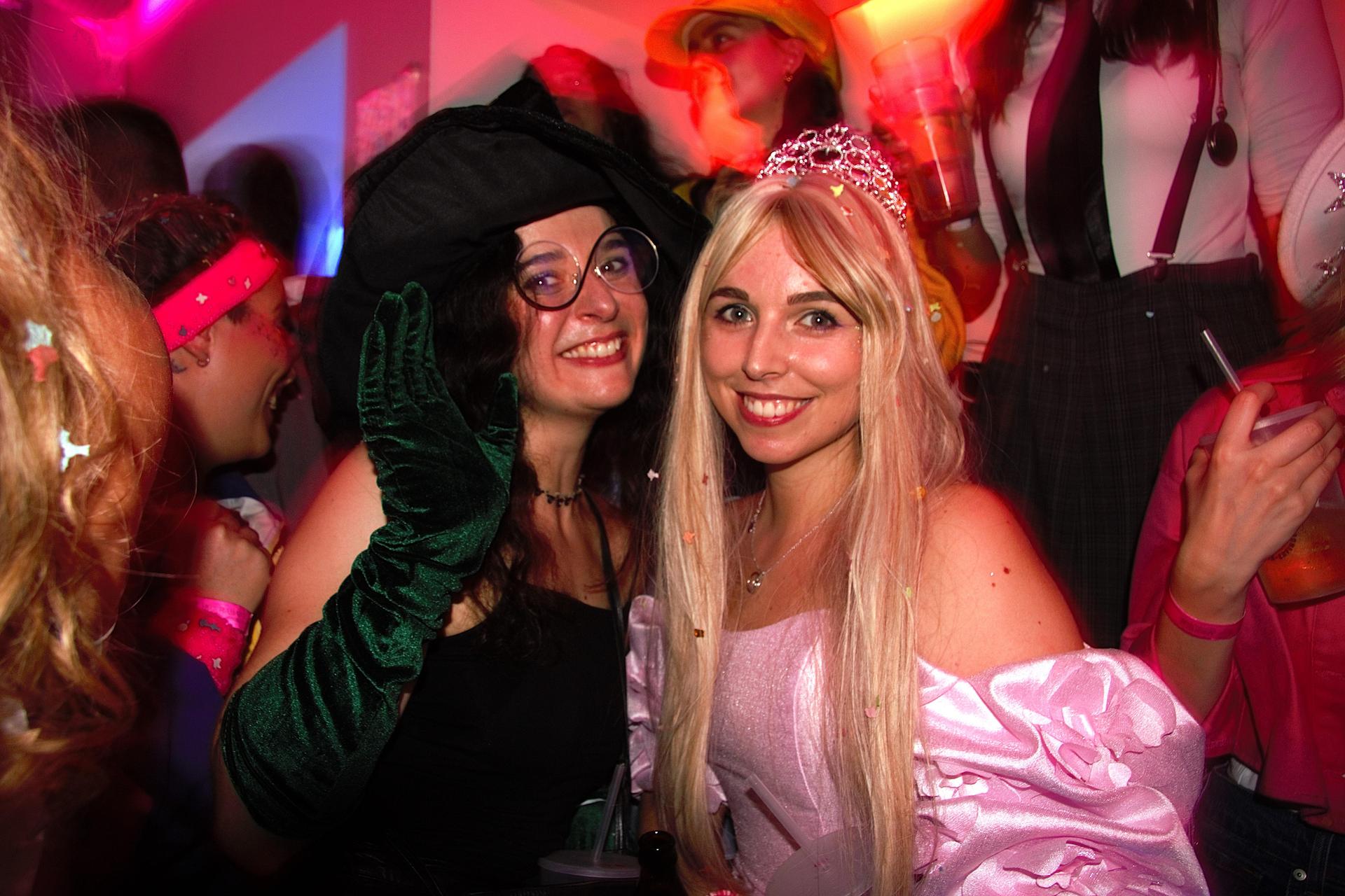 Zur Konfettiparty im Colomba war ordentlich Faschingslaune angesagt. (Bild: Marlin Nixdorf)