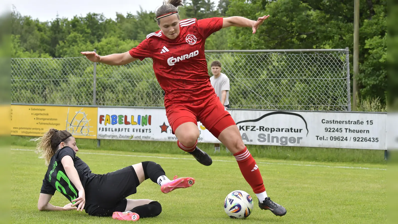 Da half auch dieser kraftvolle Einsatz nichts: Die Fußballfrauen des TSV Theuern (rote Trikots) verloren ihr Heimspiel gegen den TuS Bad Aibling mit 1:3. (Bild: Hubert Ziegler)
