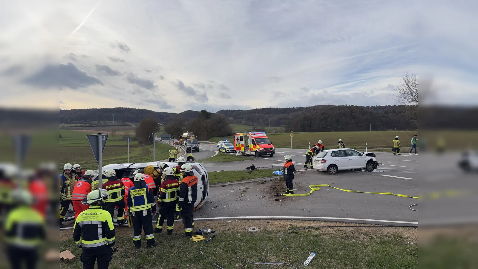 Ein Verkehrsunfall bei Gaißach führt zu zwei Verletzten und einem hohen Sachschaden. (Bild: Polizeiinspektion Auerbach)