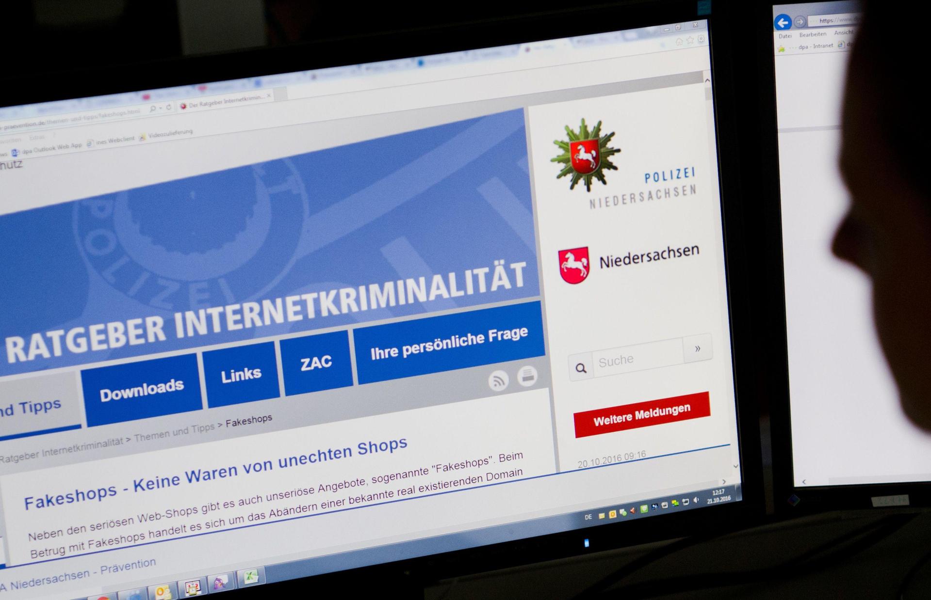 Trotz regelmäßiger Warnungen der Polizei werden immer wieder Internet-Nutzer von Kriminellen geschädigt. (Symbolbild: Julian Stratenschulte/dpa)