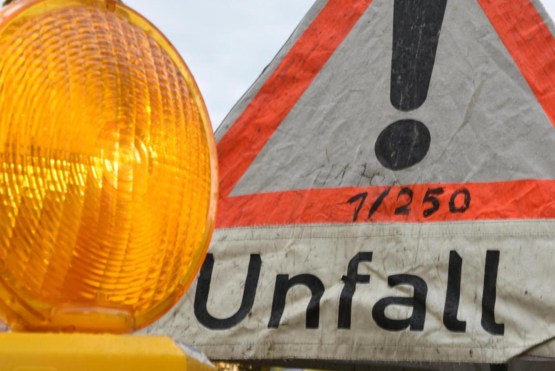 An der Ortseinfahrt nach Ensdorf kam es am Donnerstag, 26. September, zu einem Unfall. (Symbolbild: Patrick Seeger/dpa)
