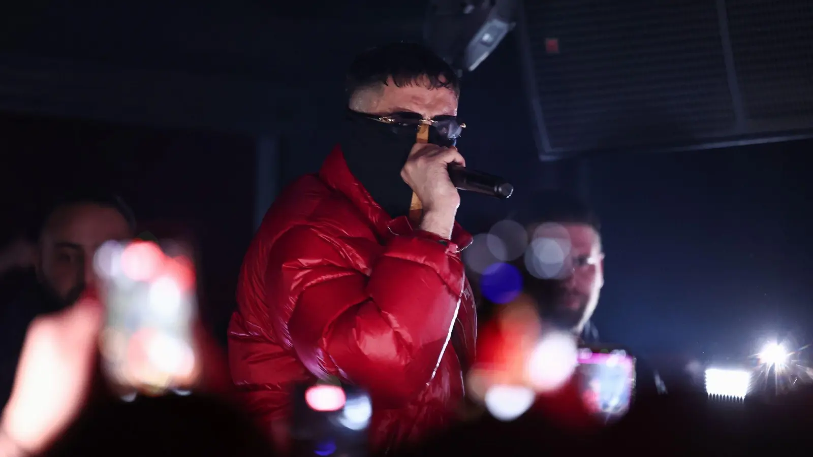 Der Rapper Haftbefehl bei einem Auftritt in Gießen vergangenes Jahr. (Archivbild: Hannes P. Albert/dpa)
