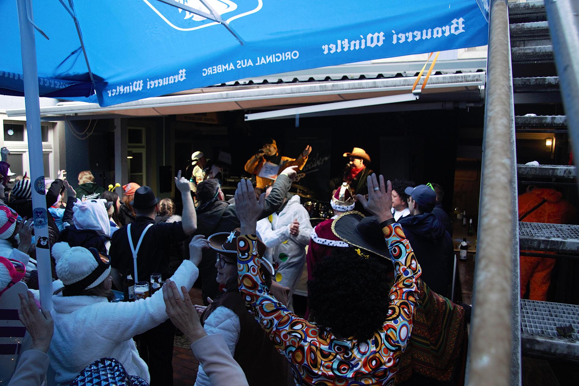 Das blaue Haus erfreute sich auch am Rosenmontag vieler vernarrter Besucher. (Bild: Marlin Nixdorf)