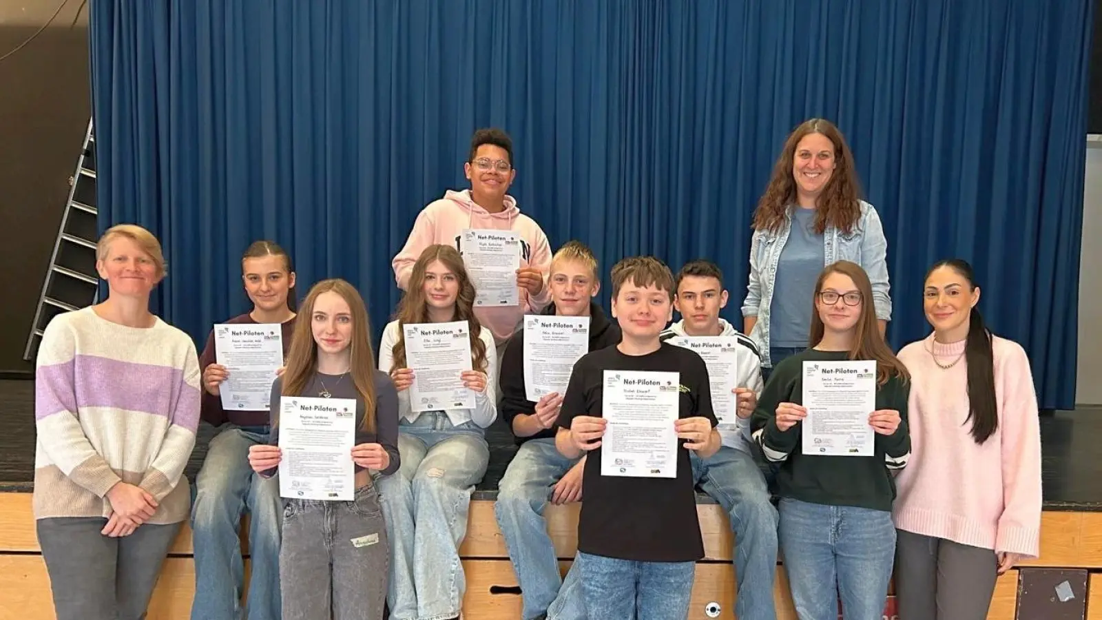 Die frischqualifizierten „Net-Piloten“ der Mittelschule Hahnbach, umrahmt von Anita Kinscher (links), der Jugendsozialarbeiterin Sarah Drapej (rechts) sowie Katrin Cislaghi von der KoJa Amberg (hinten). (Bild: Anita Kinscher)