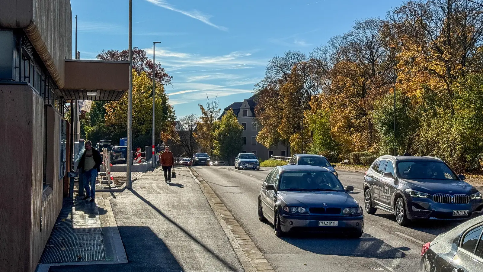 Freie Fahrt herrscht wieder auf dem Kaiser-Ludwig-Ring, der wegen einer Baumaßnahme von vier auf drei Spuren verengt war.  (Bild: Wolfgang Steinbacher)