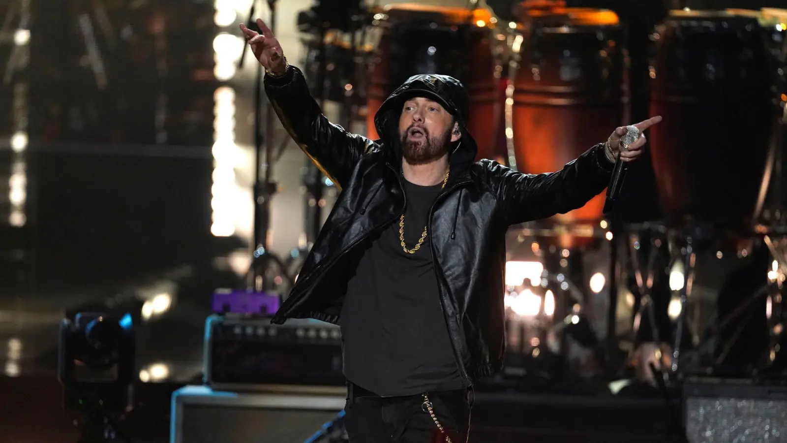 Rapper Eminem ist Großvater geworden. Hier bei der Einführungszeremonie der Rock &amp; Roll Hall of Fame im Jahr 2022.  (Bild: Chris Pizzello/Invision/AP/dpa)
