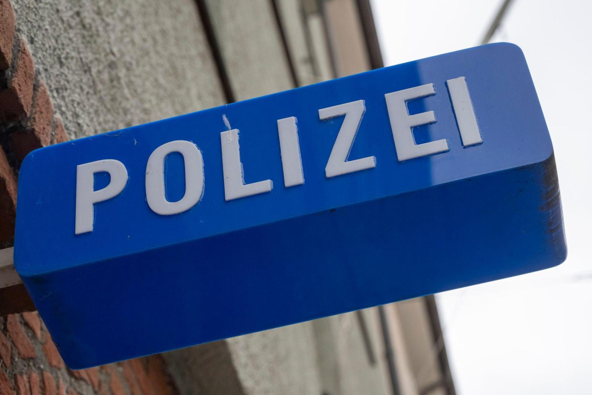 Die Polizisten nahmen den Verdächtigen vorläufig fest. (Symbolbild: Peter Kneffel/dpa)