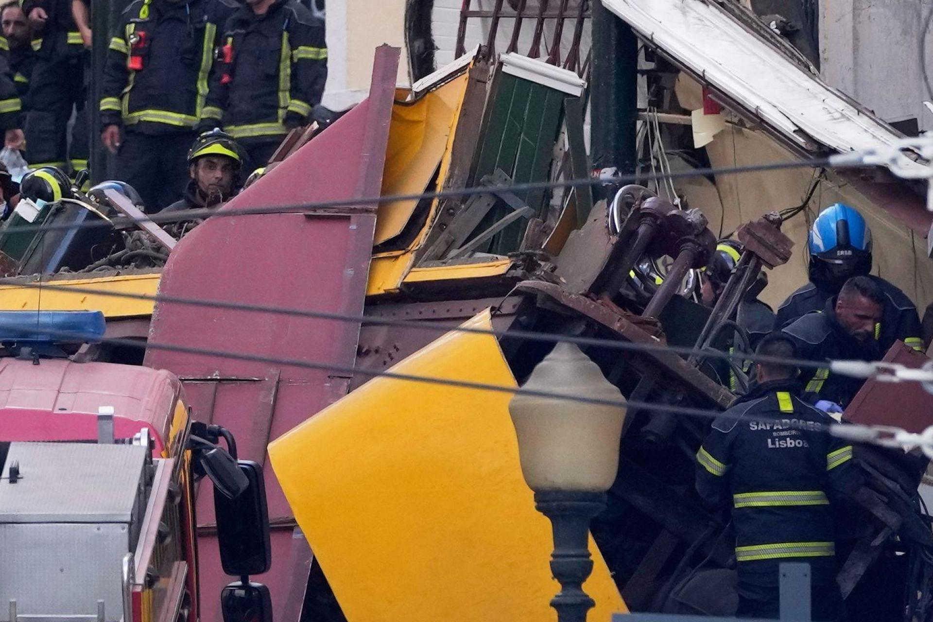 Bei dem Unglück kamen mindestens 17 Menschen ums Leben. (Bild: Armando Franca/AP/dpa)