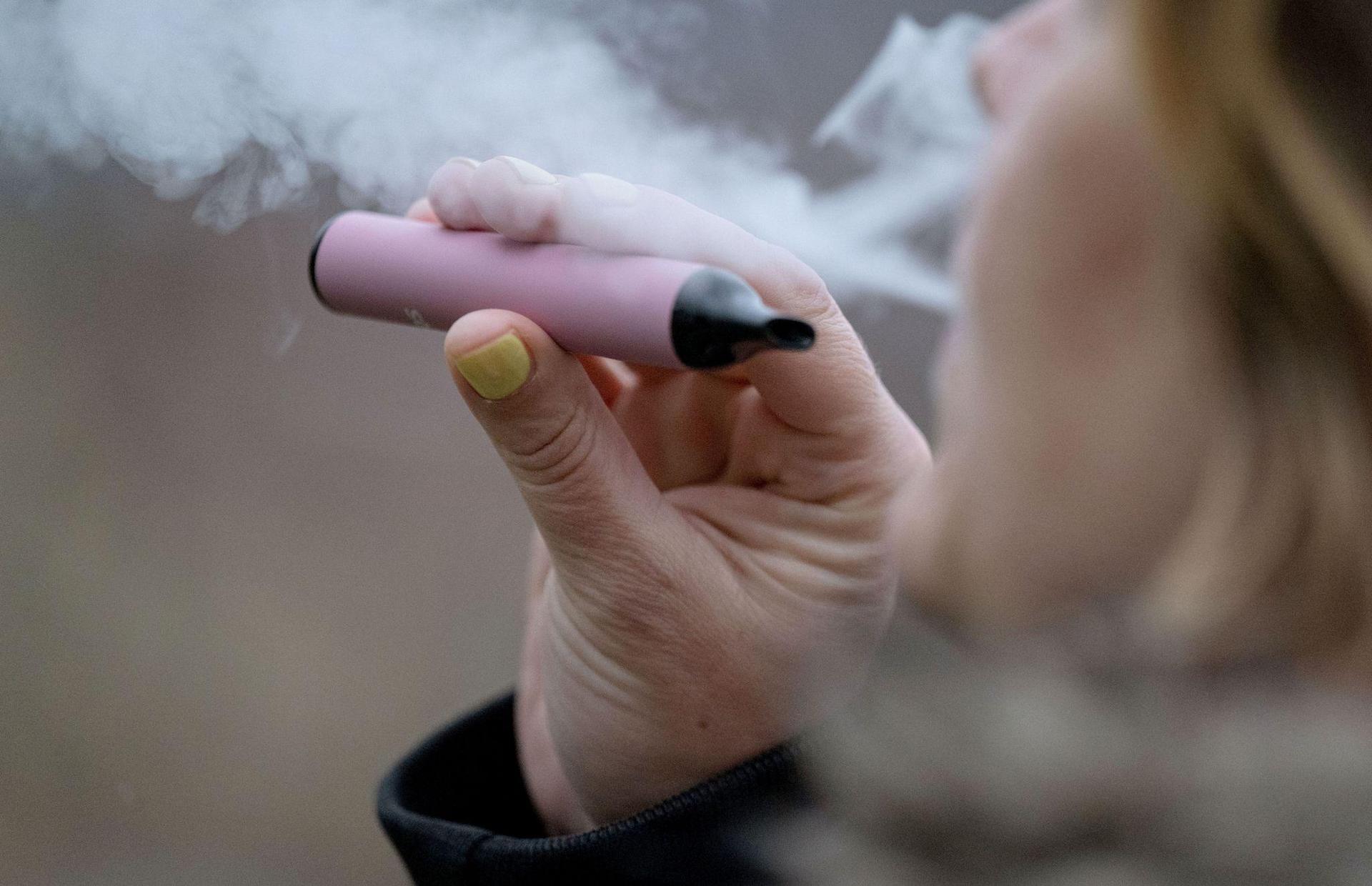 Eine 16-jährige Schülerin hat an einer Schule in Sulzbach-Rosenberg sogenanntes Baller-Liquid konsumiert. Die Polizei brachte die Jugendliche nach Hause. (Symbolbild: Marijan Murat/dpa)