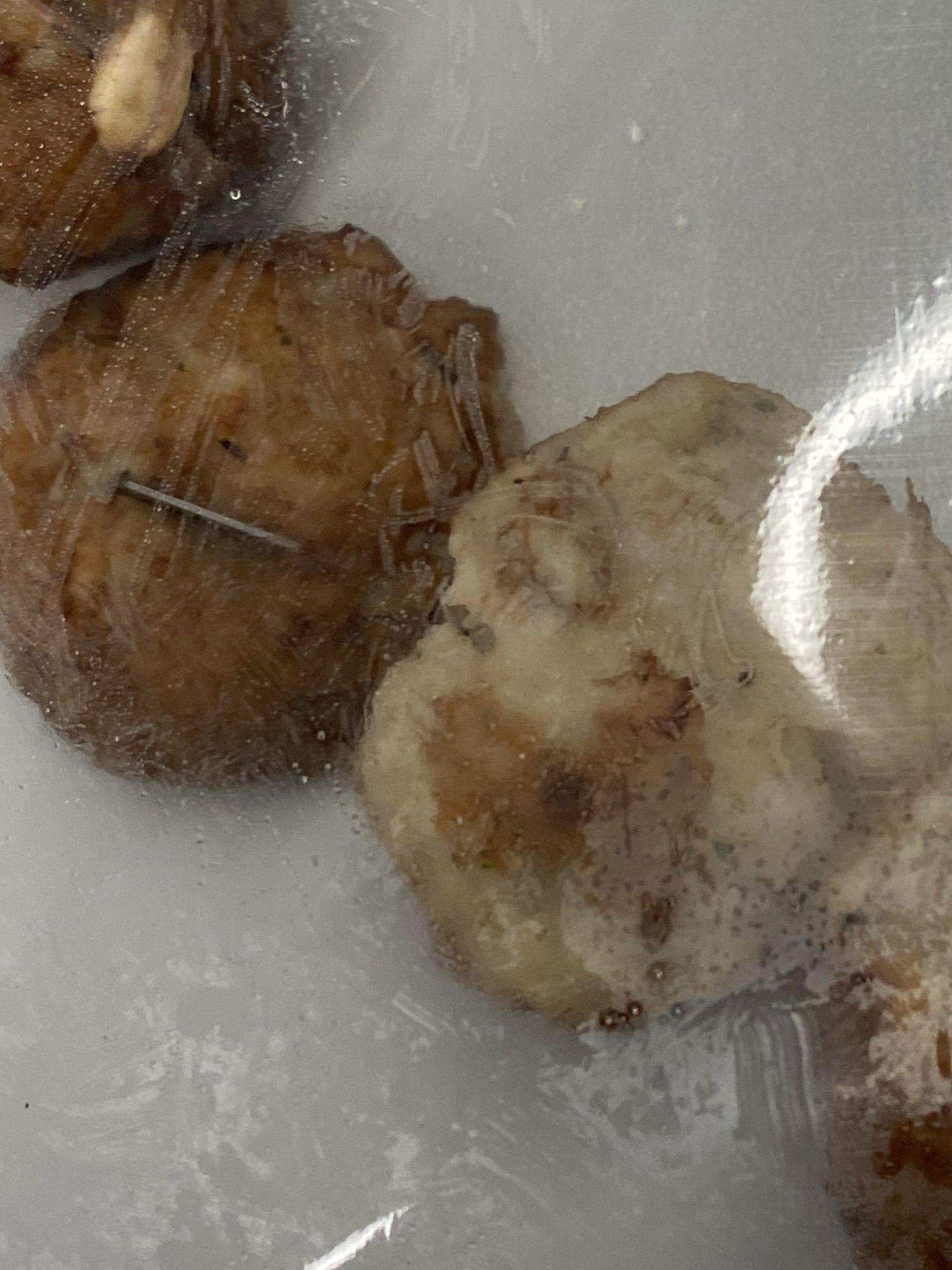 In Poppenricht sind Hackfleischbällchen gefunden worden. Könnte es sich um Giftköder handeln, wie hier in Hirschau? (Symbolbild: Polizei Amberg)