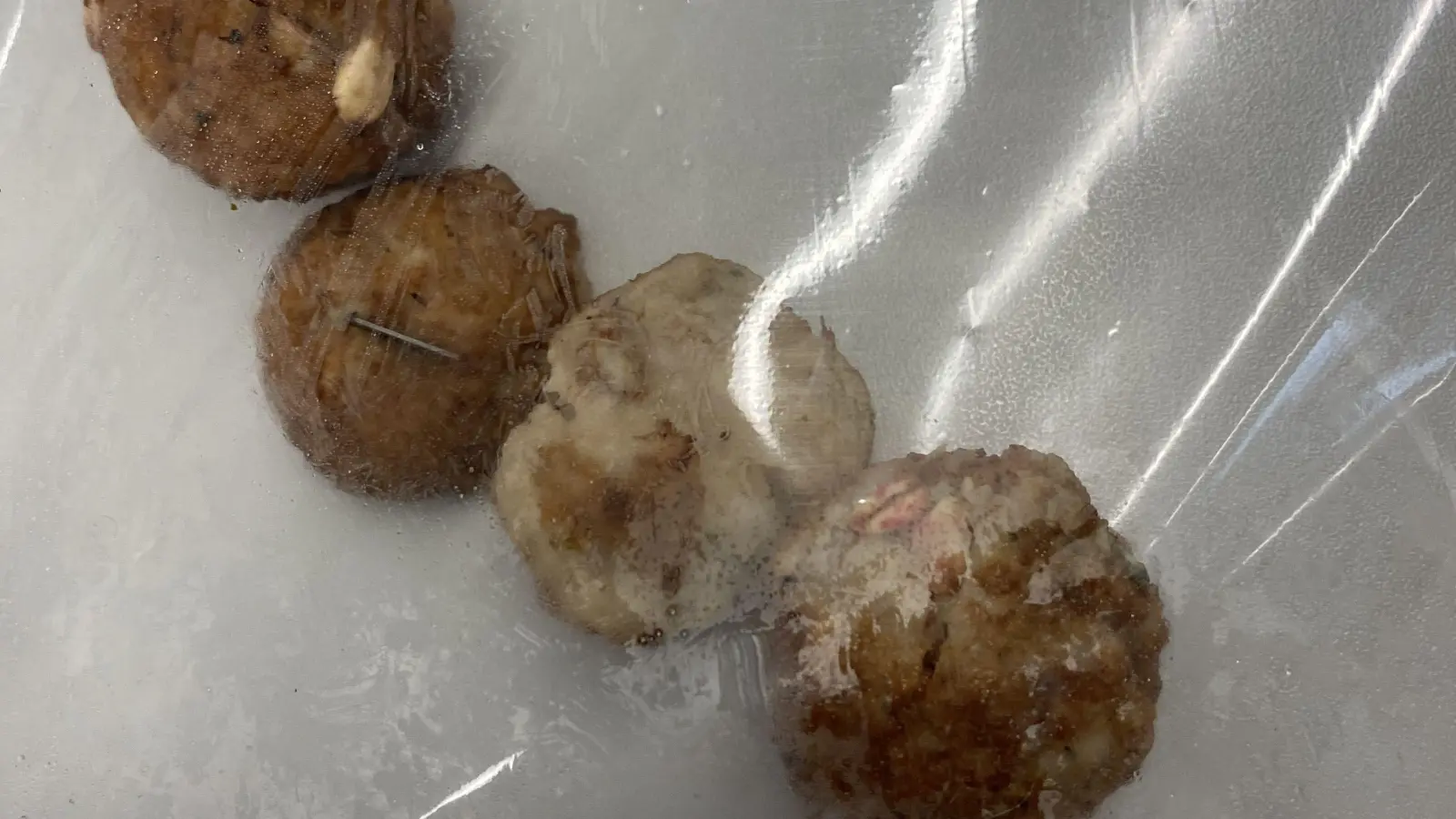 In Poppenricht sind Hackfleischbällchen gefunden worden. Könnte es sich um Giftköder handeln, wie hier in Hirschau? (Symbolbild: Polizei Amberg)