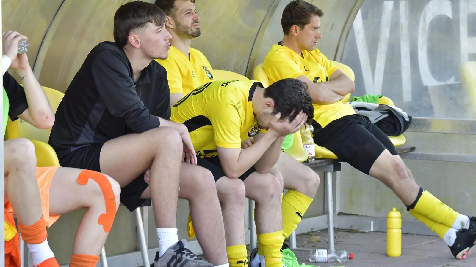 Bei den Spielern des FC Amberg herrschte nach dem Abstieg aus der Landesliga Mitte Enttäuschung pur. (Bild: Hubert Ziegler)