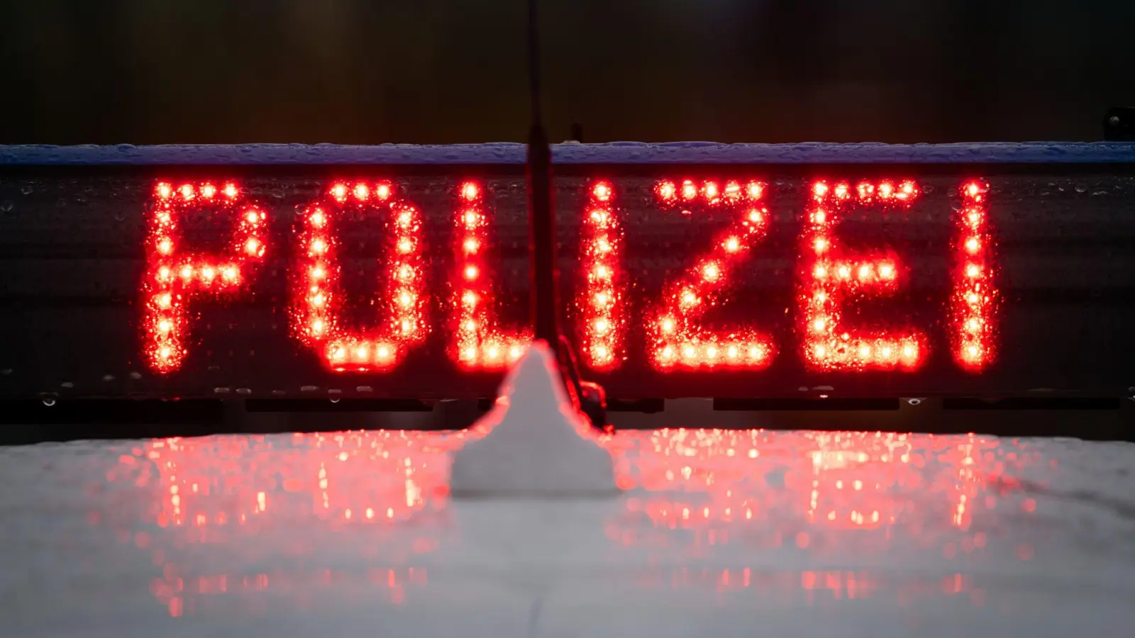 Weil ein 40-Jähriger die Handbremse nicht anzog, landete sein Auto in einem Löschweiher.  (Bild: Soeren Stache/dpa)