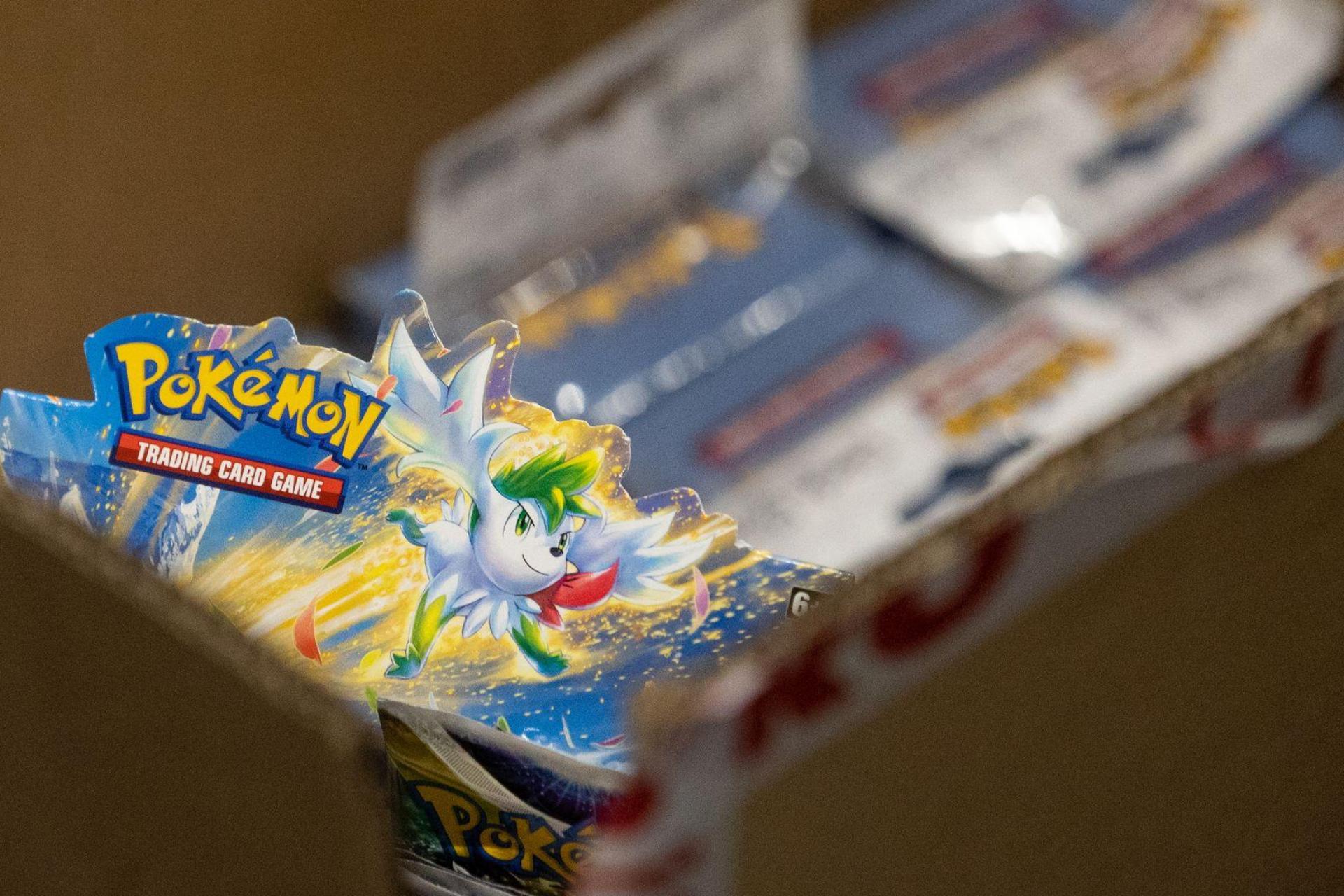 Der Handel mit Pokémon-Sammelkarten hat in den vergangenen Jahren wieder an Bedeutung gewonnen. Seltene Exemplare erzielen teils hohe Preise. (Symbolbild) (Bild: Hannes P. Albert/dpa)