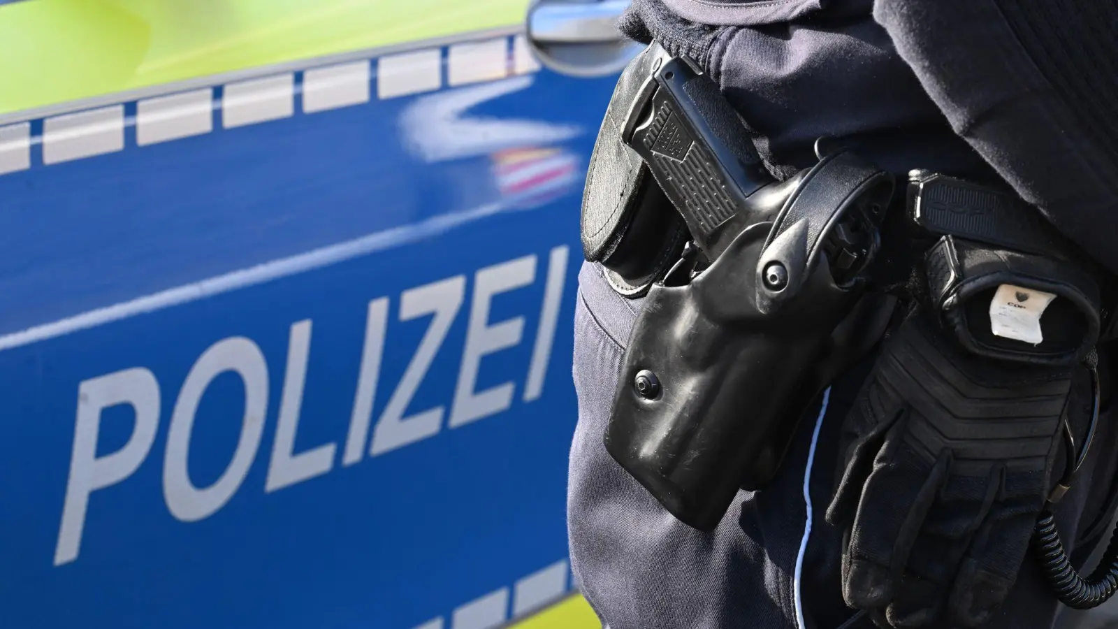 Der 19-Jährige soll die Polizisten mit einer abgebrochenen Glasflasche bedroht haben. (Symbolbild) (Bild: Bernd Weißbrod/dpa)