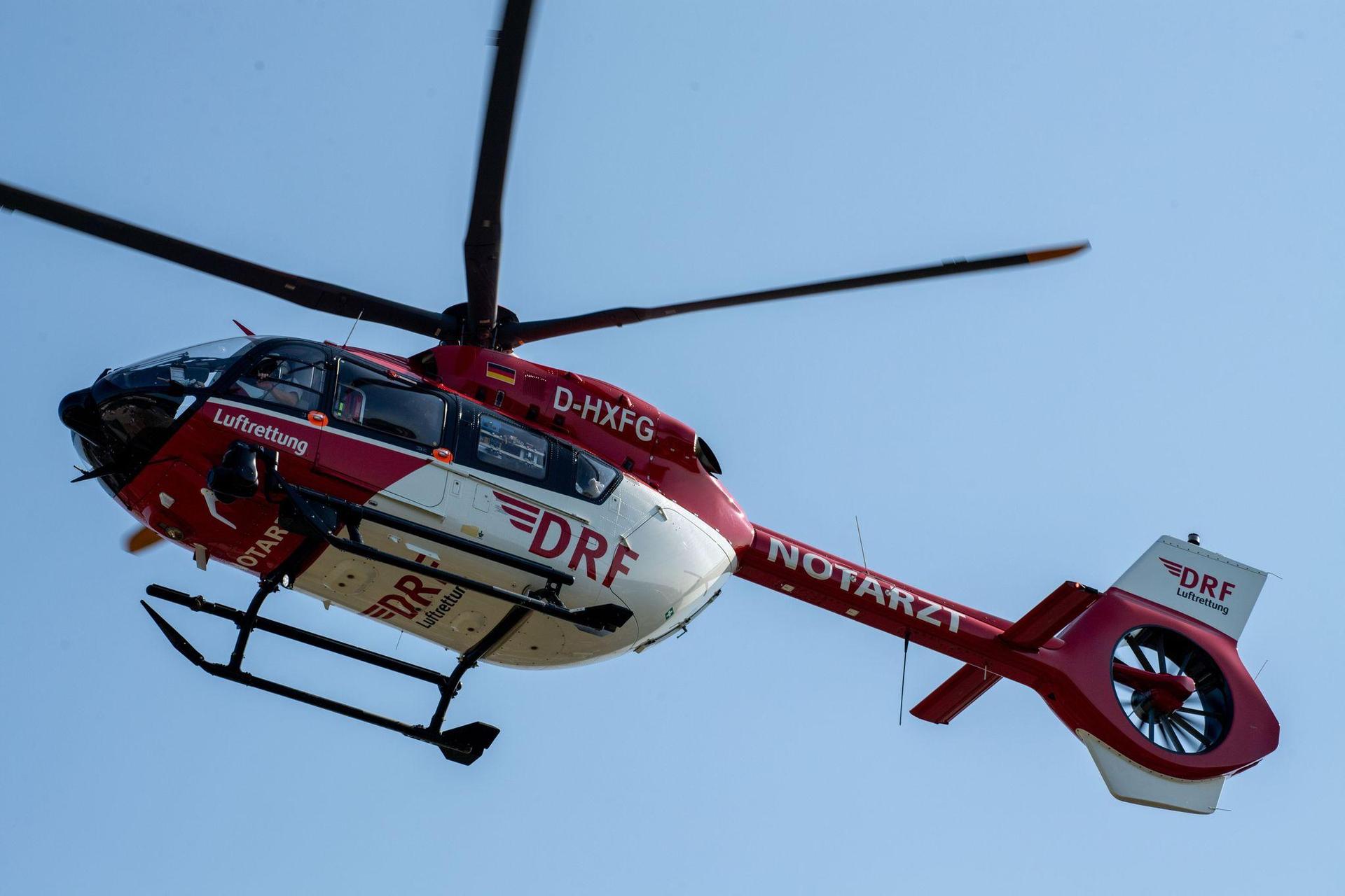 Ein Rettungshubschrauber brachte die schwerverletzten Unfallbeteiligten in nahegelegene Krankenhäuser. (Symbolbild: Stefan Sauer/dpa/Symbolbild)