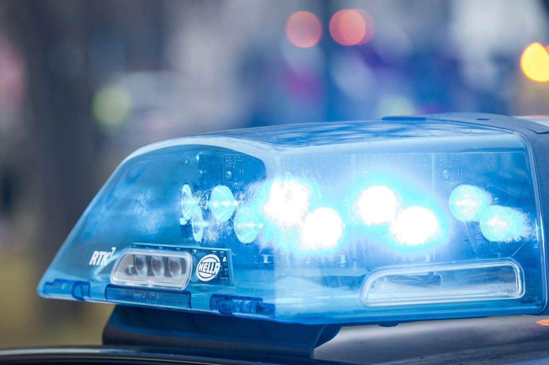 Ein Autofahrer hat den Fahrer eines Wohnmobils zum Abbremsen genötigt und damit laut Polizei beinahe einen Unfall provoziert.  (Symbolbild: Daniel Vogl/dpa)