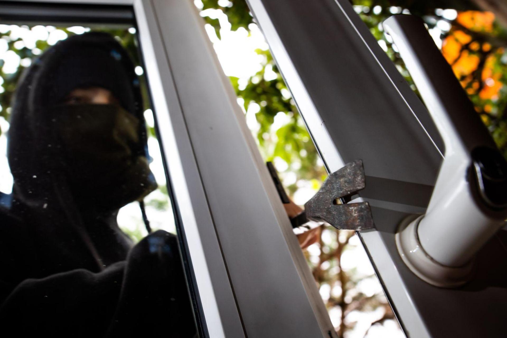  Gleich zweimal brachen die Täter in eine Firma in Selb ein. (Symbolbild: Philipp von Ditfurth/dpa)